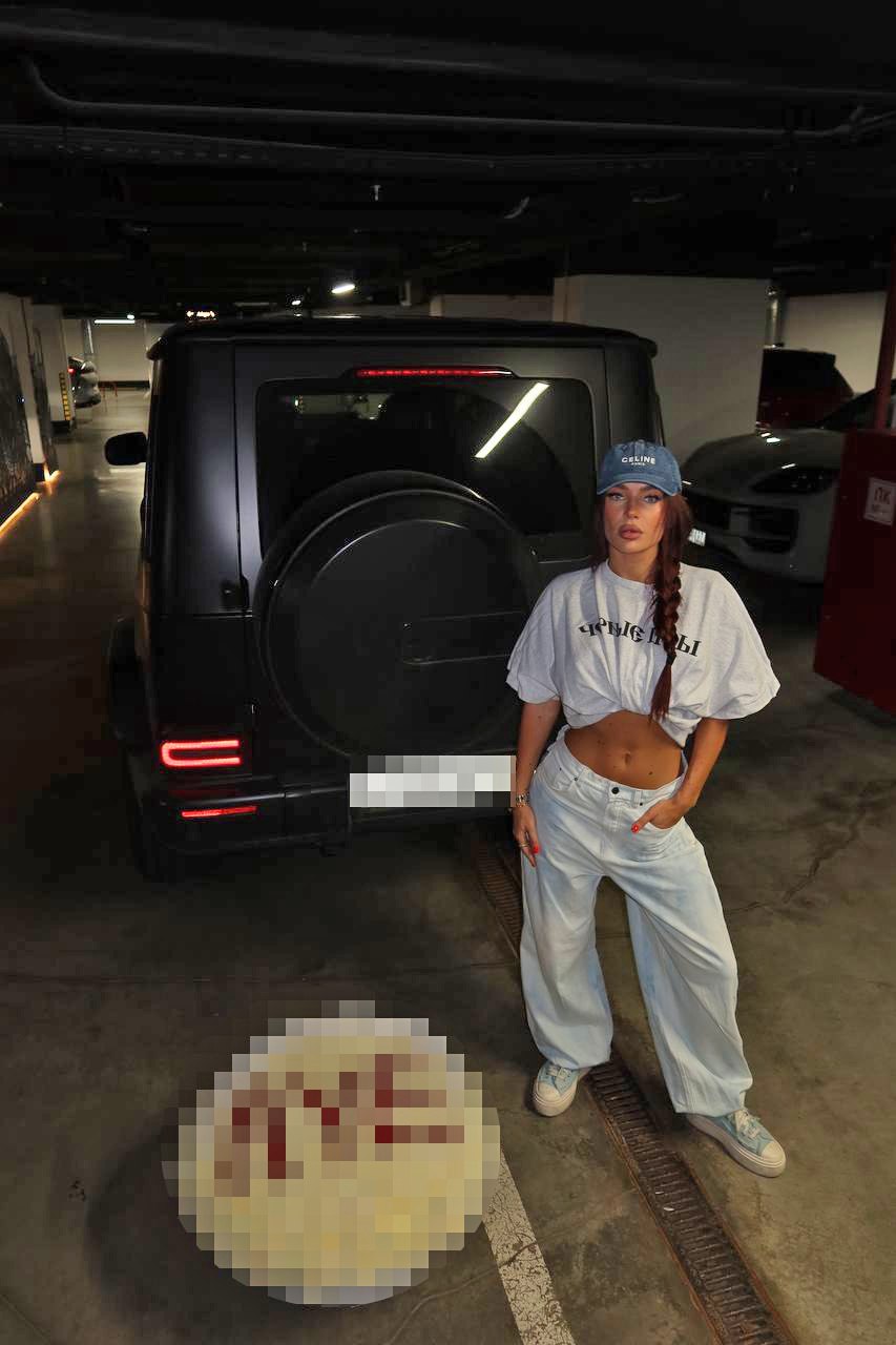 Малоизвестная певица и блогер Олеся Рожкова решила нарастить аудиторию и выложили в честь своего 23 летия букет с надписью АУЕ да ещё на фоне Гелика с аналогичными буквами на номере Полицейские и судья быстро присоединились к поздравлениями поклонницу арестантской романтики приговорили к 10 суткам ареста Движение АУЕ признано экстремистским и запрещено в РФ