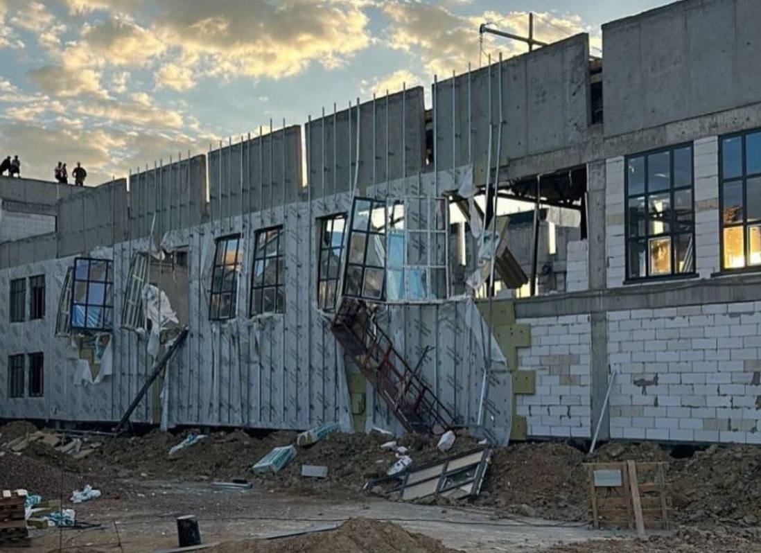 В Кульсары частично обрушилась крыша школы В микрорайоне Атырау в Кульсары обвалилась часть крыши в строящейся школе которую планировали сдать до конца 2025 года По предварительным данным обрушение произошло из за нарушений при хранении стройматериалов Подробности читайте на нашем сайте ZTB kz  Дорогие читатели если вы стали свидетелями каких то событий либо вам нужна информационная помощь то можете отправить информацию видео и фото сюда infoztb или   wa me 77779419900 ztb qaz