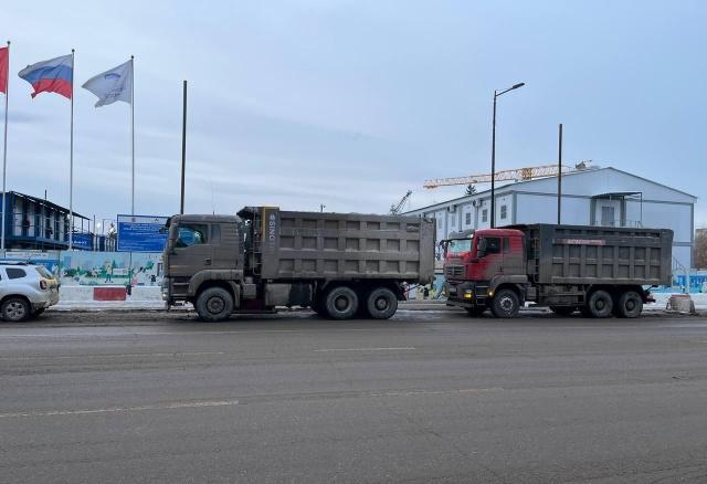 Утром 26 декабря в центре Красноярска водители самосвалов задействованные на строительстве метротрама объявили забастовку Работники подрядной организации перекрыли въезд на площадку Площадь Революции и припарковали технику напротив здания краевого правительства Основной причиной протеста стали длительные задержки выплат по словам строителей они не получают полноценную зарплату с августа Позже к месту забастовки прибыли сотрудники полиции которые собрали с водителей объяснительные Полицейские оштрафовали нескольких участников акции Ситуация вызвала отклик у жителей города Люди собрали деньги чтобы помочь строителям оплатить штрафы ГАИ Позже к протестующим вышел представитель руководства Бамтоннельстроя Красноярск Владимир Федоров Он подтвердил что стройку лихорадит Подробнее на Бабре ТВК красноярск kras 24