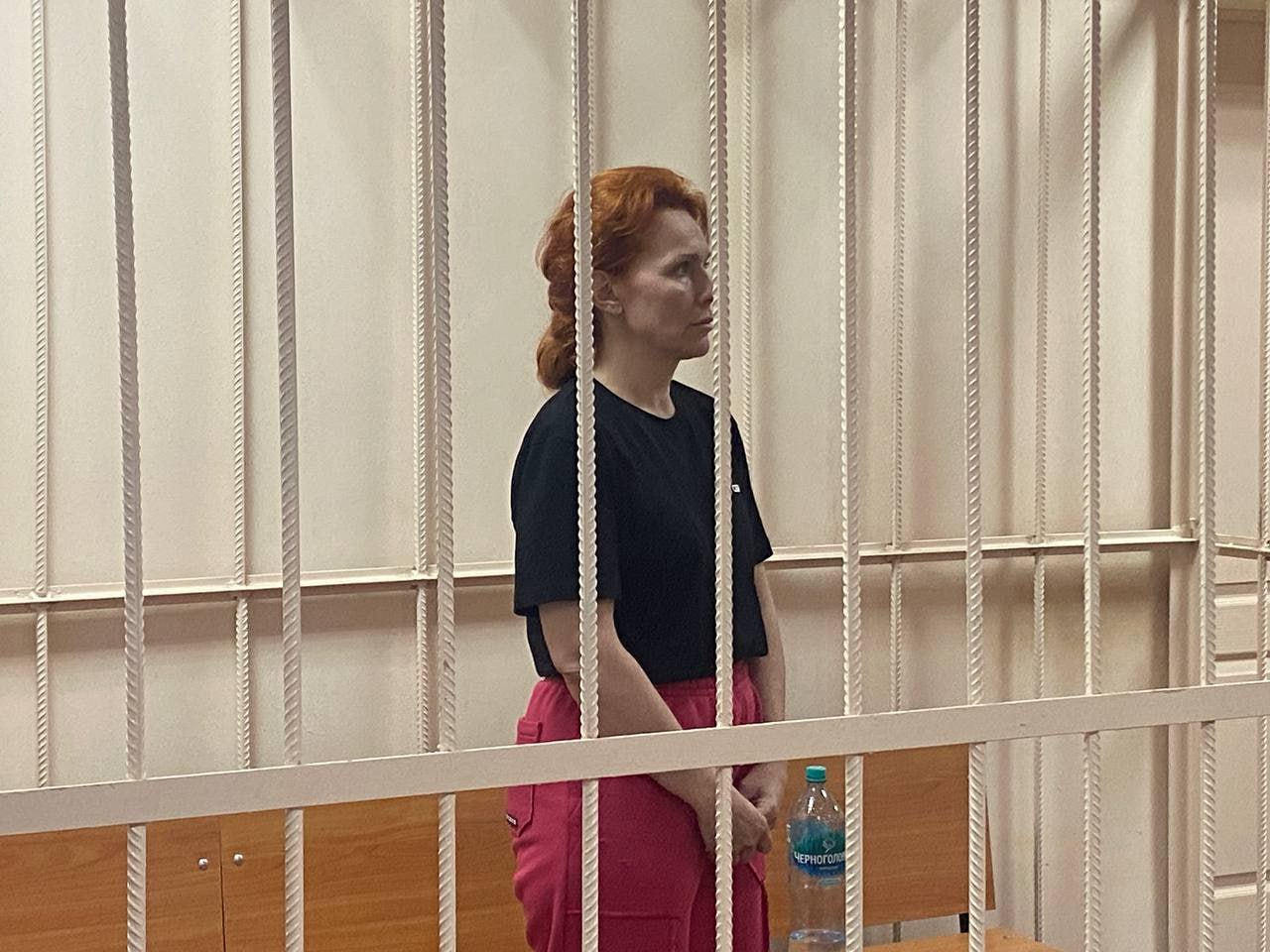 Суд оставил в СИЗО фигурантку дела о 1,5-миллиардных кредитных махинациях в Челябинске. Адвокаты кредитного менеджера Сбера Оксаны Малышко проиграли апелляцию в областном суде. По версии следствия, в 2023-2025 годах Малышко и бывший топ-менеджер Сбера Роман Лихопуд получили от директора проекта «Увильды Парк» Алексея Вахатова взятку в 13,7 млн рублей. За это они помогли открыть кредитную линию на 1,5 млрд рублей рублей для строительства гостиничного комплекса на озере Увильды. Также они скрыли от кредитного комитета «негативные данные о взяткодателе» он ранее был судим за мошенничество с земельными участками и двух аффилированных с ним организациях. Всех троих 27 июня задержала ФСБ. Главный политический канал Урала