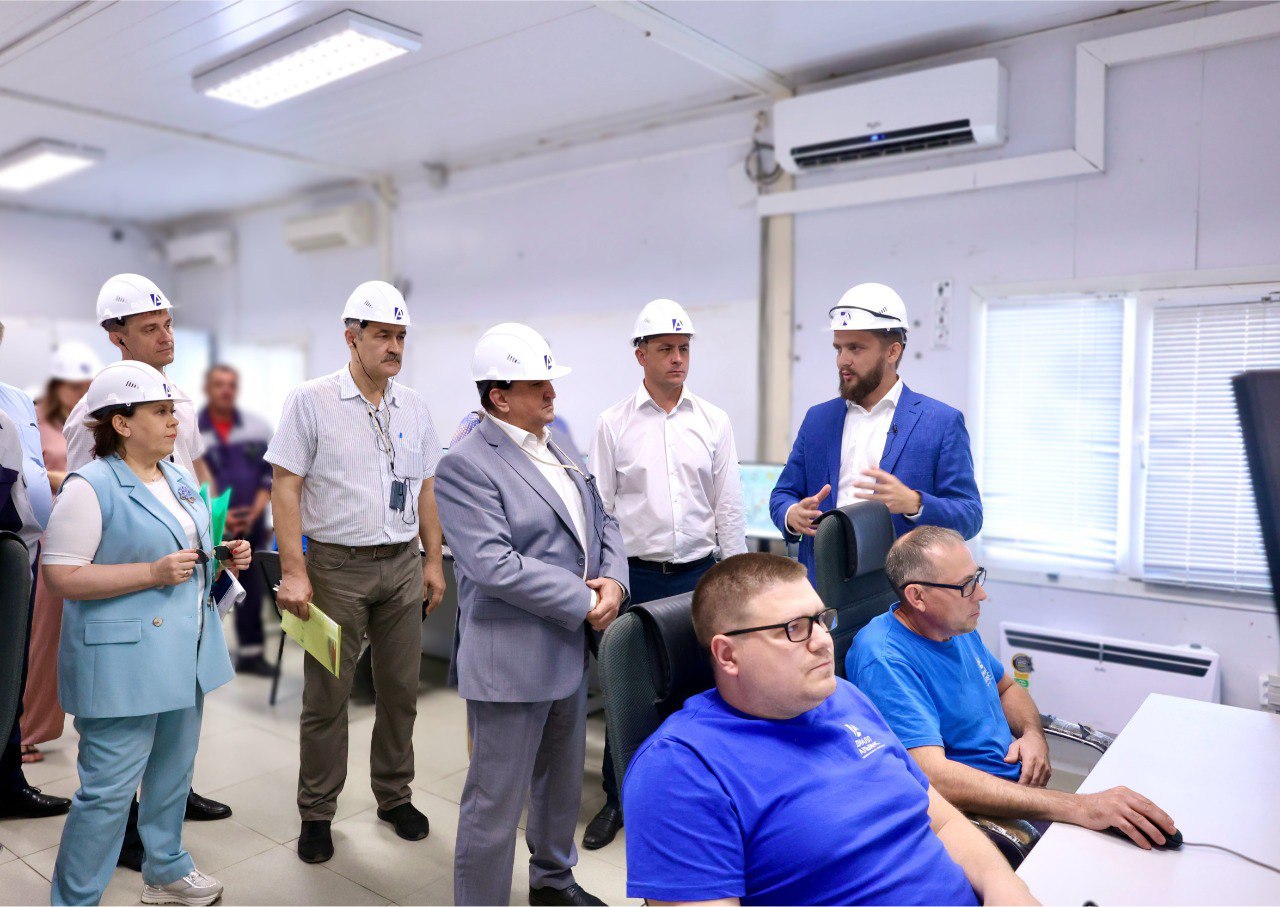 Рабочая группа Правительства Саратовской области провела «Инвест-разбор» в Краснокутском районе    В рамках регионального проекта «Инвест-разбор» рабочая группа Правительства Саратовской области во главе с зампредом Алексеем Никитиным совершила выезд в Краснокутский муниципальный район. Команда в составе представителей профильных министерств, Корпорации развития и администрации района посетила 4 предприятия.  Обсуждались планы по развитию, доступные меры поддержки, а также проблемы, с которыми сталкиваются предприятия.  Так, с руководителем Краснокутского электромеханического завода были обсуждены возможности получения льготного кредита. В настоящее время предприятие осуществляет технологическое перевооружение производства механического цеха № 1 с объемом инвестиций 50,65 млн рублей, срок реализации – 2022-2025 гг.   Ключевыми вопросами ООО «Диалл Альянс» стали ремонт дорожного полотна от основной трассы до села Карпёнка и организация бесперебойного забора питьевой воды для села и вахтового поселка компании. Компания реализует масштабный проект «Восток» по обустройству месторождений восточной части Бортового лицензионного участка в Саратовской области. Ожидаемый результат — добыча более 900 млн куб. м природного газа в год.    Также рассмотрели проблему нехватки квалифицированных кадров на ООО «Заволжская птицефабрика» и расширение рынка сбыта ООО «КрК»  производство пластмассовых изделий . Все вопросы взяты в проработку профильными органами.    «Проект «Инвест-разбор» существует чуть больше года. Его главная цель – прямой диалог с бизнесом, обсуждение конкретных проблем предприятий и возможностей для их решения. Такой формат позволяет максимально оперативно реагировать на запросы инвесторов и предпринимателей, оказывать поддержку и в конечном итоге создавать условия для развития всего района», – отметил министр инвестиционной политики Александр Марченко.