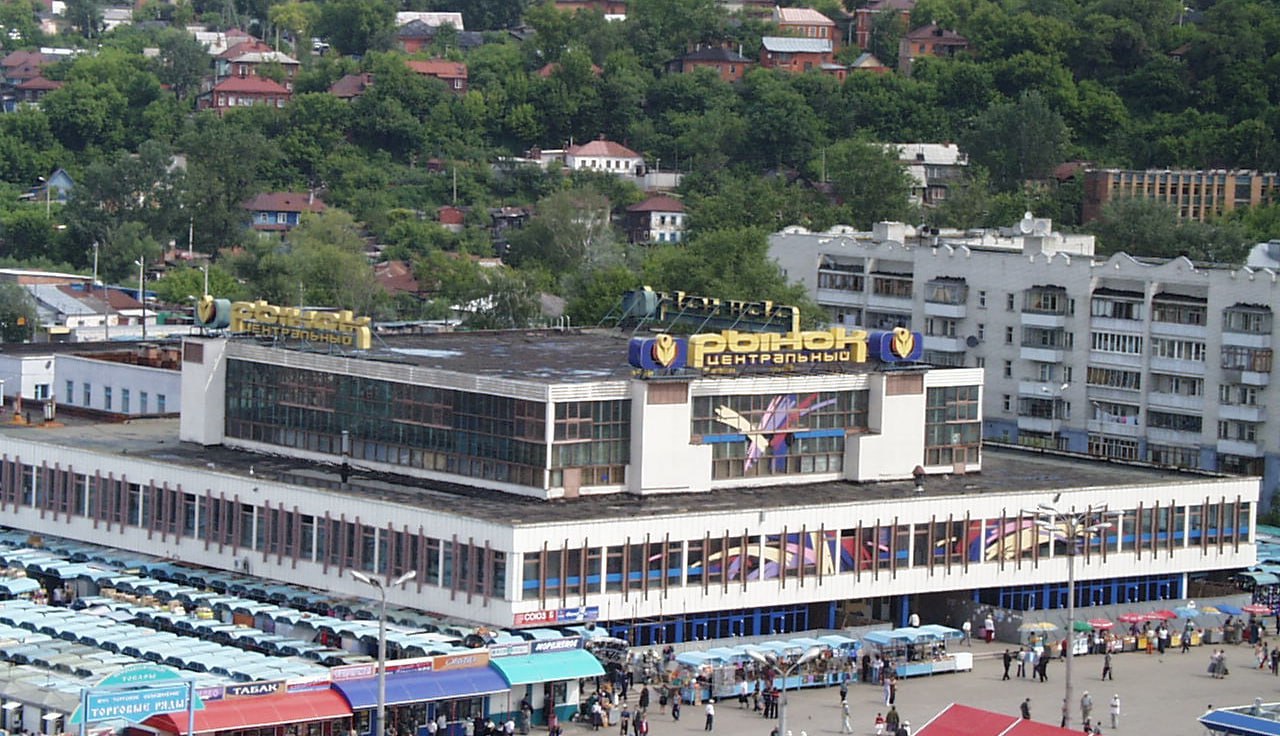 В Курске для ремонта Центрального рынка ищут инвестора  На встрече, помимо вопросов благоустройства и внедрения дизайн-кода, особое внимание было уделено одной из ключевых тем — состоянию и перспективам старого здания Центрального рынка.  На протяжении многих лет это пространство остаётся символом городской торговли, но сегодня оно требует масштабной реконструкции.  «Уже обратились к коллегам из Минпромторга России, ищем инвесторов, чтобы преобразить эту площадку», — отметил Александр Хинштейн.  Фото из архива Руслана Журкина