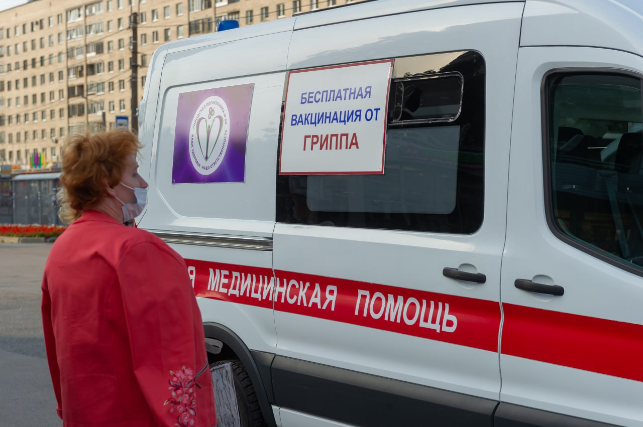 Калининградцев начали прививать от гриппа В Калининградской области стартовала вакцинация против гриппа Начиная с 25 августа и вплоть до 15 октября сделать прививку можно в поликлиниках и трех мобильных пунктах которые будут работать на площади Победы в Южном парке и на Верхнем озере Калининграда Региональное министерство здравоохранения надеется привить максимальное число земляков для этого в рамках Национального календаря была сделана заявка о поставке в эксклав более 625 тысяч доз вакцины за счет федерального бюджета Первая партия в количестве 194 850 доз 31 2 от планируемой поставки уже поступила в поликлиники 66 060 для взрослых и 128 790 для детей Фото Олег ЗОЛОТО