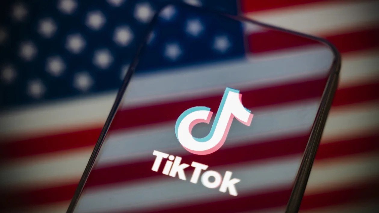 TikTok объявил о завершении сделки в США 22 января компания ByteDance владеющая TikTok заявила о завершении сделки по созданию совместного предприятия TikTok USDS с контрольным пакетом акций принадлежащим американцам Это сделано чтобы избежать запрета согласно закону о защите национальной безопасности 80 1 контролируется американскими и международными инвесторами ByteDance сохранит 19 9 Гигант облачных вычислений Oracle группа прямых инвестиций Silver Lake и инвестиционная компания MGX из Абу Даби будут владеть по 15 акций каждая Среди инвесторов Dell Family Office Vastmere Strategic Investments Alpha Wave Partners Revolution Merritt Way Via Nova Virgo LI и NJJ Capital Детали сделки соответствуют тем что были изложены в сентябре О ее подписании СМИ упоминали в декабре Сообщается что создание СП одобрили правительства США и КНР Предприятие будет отвечать за хранение защиту и обновление алгоритмов и пользовательских данных TikTok на территории США с помощью облачной инфраструктуры Oracle Владение ByteDance частью бизнеса позволит ей сохранить доходы от рекламы и электронной коммерции которые останутся под контролем отдельного подразделения Бывший заместитель генерального директора TikTok Адам Прессер назначен CEO нового предприятия Генеральный директор TikTok Шоу Цзы Чу также вошел в совет директоров компании Он будет руководить глобальным бизнесом и стратегией TikTok в США пользуются более 200 млн человек Новости Китая ЭКД