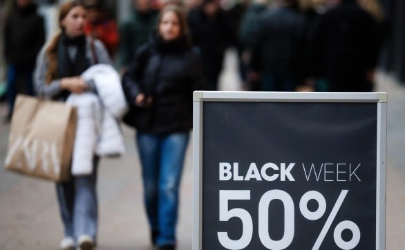 Ритуал без веры как Чёрная пятница теряет аудиторию в России Доверие к Чёрной пятнице остается низким лишь 13 верят в реальные скидки 67 считают акцию обманом Готовность покупать упала до 6 с 10 в 2024 году а средний бюджет сократился на 11 до 18 5 тыс рублей Наиболее скептичны мужчины люди с высшим образованием и старше 35 лет Лидеры распродаж одежда 20 бытовая техника 18 и обувь 12 при этом женщины и молодежь до 35 лет демонстрируют чуть больше доверия к акциям Рост скепсиса на фоне небольшого увеличения доверия с 10 до 13 свидетельствует о поляризации небольшая группа продолжает верить в скидки тогда как большинство окончательно разочаровались Ритейлерам придется либо доказывать прозрачность скидок либо переходить к другим моделям стимулирования продаж