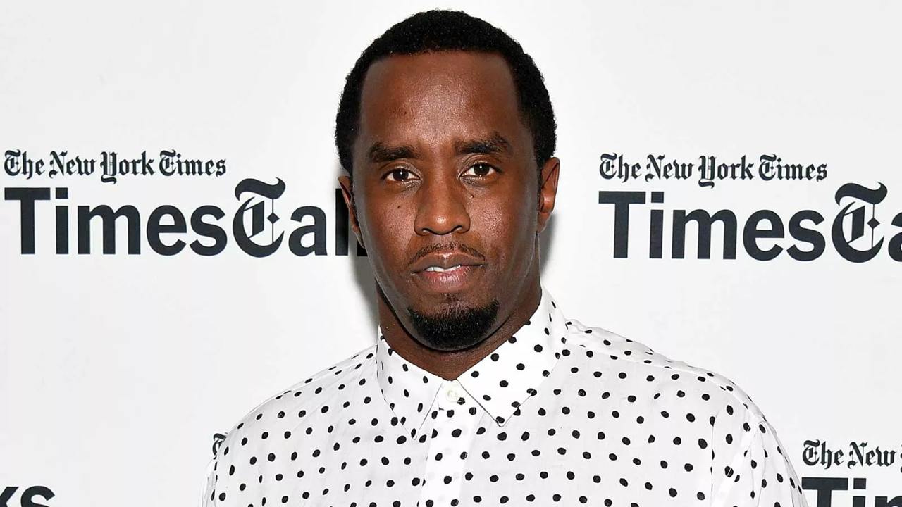 Осторожно, дальнейшая информация может вас травмировать   P. Diddy обвинили в изнасиловании 10-летнего мальчика. Об этом сообщают Variety.   В новом иске житель Калифорнии утверждает, что в 2005 году, когда ему было 10 лет, его родители наняли музыкального консультанта, который организовал встречу с P. Diddy наедине. Встреча проходила в гостиничном номере рэпера в Манхэттене.   По словам пострадавшего, Комбс сначала дал ему выпить газировки, после которой тот почувствовал себя «немного странно» и потерял сознание, а затем изнасиловал. По мнению пострадавшего и его адвоката, в напитке были наркотики.  Пострадавший утверждает, что, когда он попросил увидеть родителей, Дидди начал его запугивать, чтобы тот никому не рассказывал о случившемся. Истец также сообщает, что после всего произошедшего он долго страдал от депрессии, тревоги и чувства «безнадежности».  Подробнее о деле Diddy читайте в нашем материале.