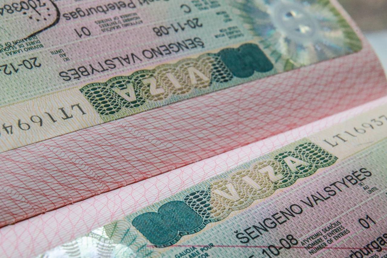 Консульство Болгарии в Петербурге приостановило приём документов на визы С 3 июня дипмиссия не приминает документы на визы типа D, а с 10 июня — и на краткосрочную туристическую визу типа С, сообщает Ассоциация туроператоров. Узнать о приостановке приёма документов можно только из объявления, которое размещено на входе в болгарское консульство. Слотов в визовом центре в Петербурге нет до 16 июня, в Москве – до 23 июня. Сергей Коньков/"ДП"