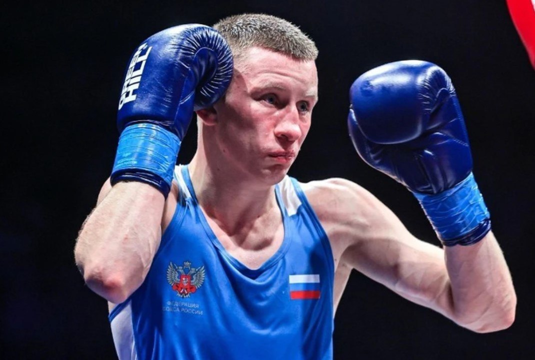 Семеро жителей Феодосии отправятся в колонию за избиение чемпиона России по боксу Дмитрия Двали и его товарища Об этом сообщили в Следкоме по Крыму и Севастополю Следствием установлено что ранним утром 28 августа 2024 года 23 летний спортсмен и его 43 летний товарищ на набережной Феодосии заступились за прохожего которого избивала группа лиц после чего нападавшие нанесли мужчинам многочисленные телесные повреждения говорится в сообщении Сотрудники МВД и ФСБ задержали девять участников массовой драки Все обвиняемые полностью признали свою вину в совершенном преступлении В зависимости от степени вины в конфликте виновных приговорили к колонии общего режима на срок от 1 5 лет до 3 8 лет Также следствие наложило арест на счета и имущество осужденных с целью дальнейшей компенсации двум пострадавшим в драке crimea 24