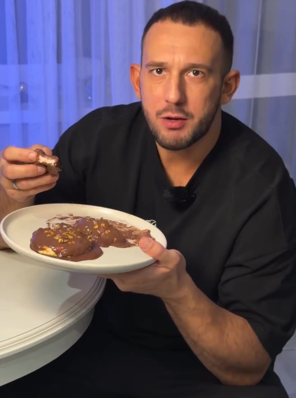 Фитнес тренер из Оренбурга Дмитрий Нуянзин который в соцсетях выкладывал как специально набирает вес чтобы потом показать как худеет на тренировках умер от остановки сердца Несколько дней назад он начал жаловаться на плохое самочувствие и боли в груди В последнее время он много ел очень много тренировался Сказали что такое может случиться со спортсменами сообщила вдова Она намерена судиться со всеми СМИ из за публикаций фейков о том что ее супруг скончался из за фастфуда Недавно Нуянзин выкладывал видео где рассказывал о своем рационе На завтрак такая тарелка выпечки и половина торта На обед я съедаю 800 грамм пельменей с майонезом В течение дня могу перекусить чипсами а на ужин бургер и две небольшие пиццы говорил мужчина Подписаться на РИА Новости