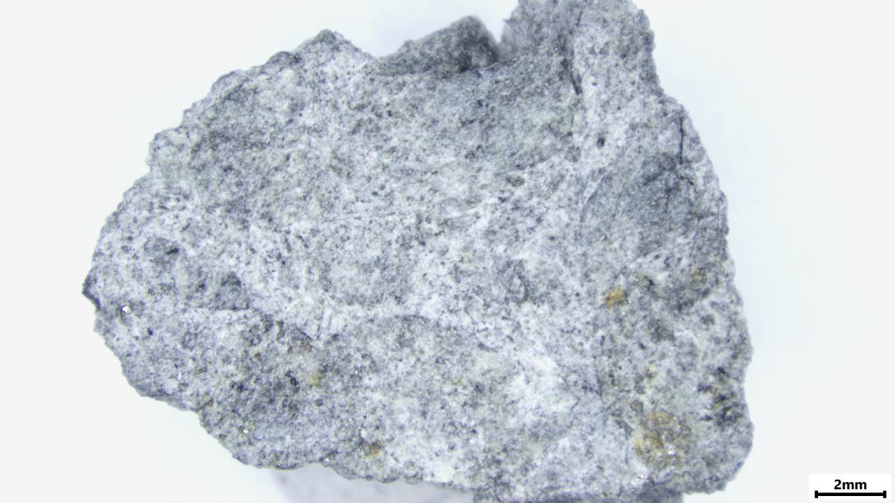 Обнаружены образцы метеорита пролетевшего над Тверской и Новгородской областями 27 октября Об этом сообщили в ГЕОХИ РАН Фото Telegram канал ГЕОХИ РАН Подпишись на ТАСС Наука