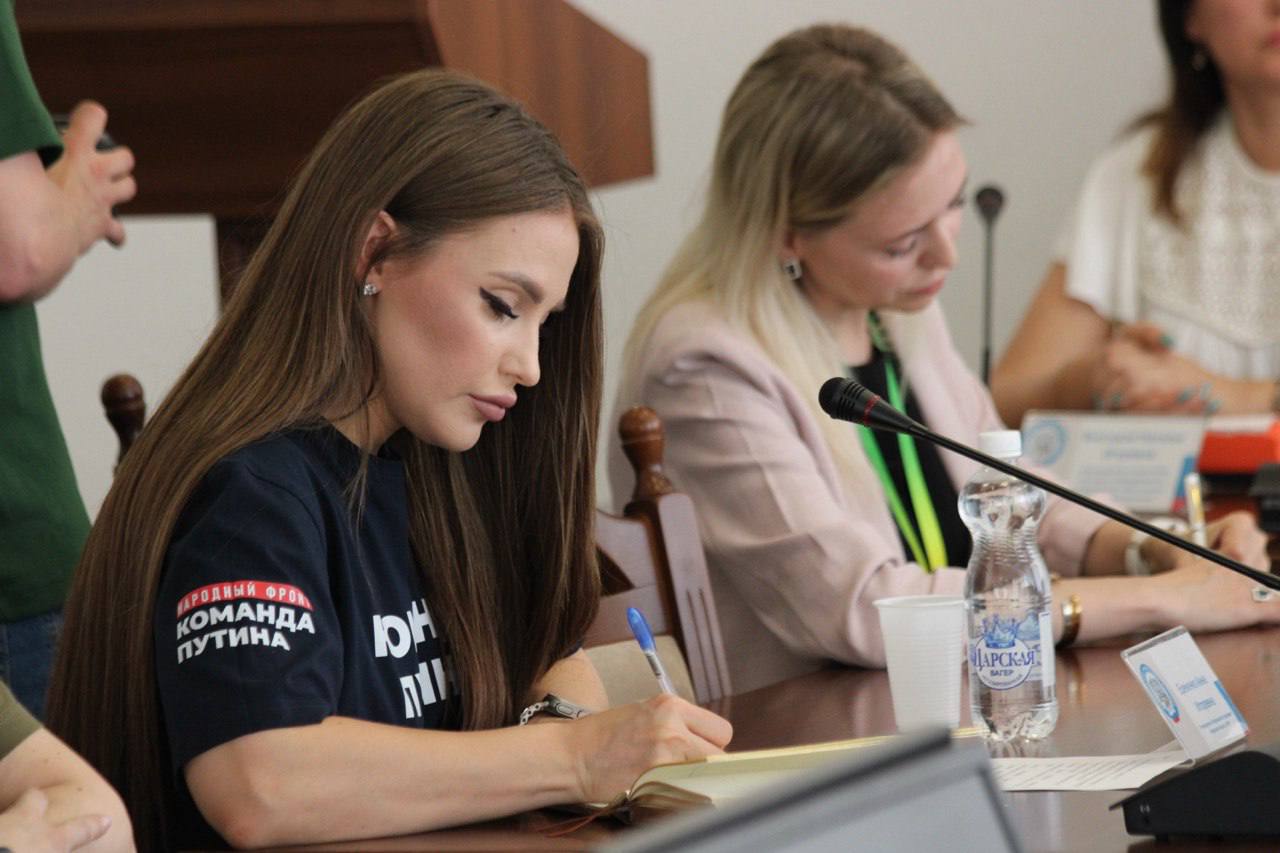 Сегодня состоялся брифинг по внедрению контрольно-кассовой техники ККТ в Управление Федеральной налоговой службе по ЛНР УФНС . В мероприятии приняли участие члены общественного совета, в том числе представители Народного фронта. На брифинге обсуждались вопросы, связанные с новыми требованиями и процессами внедрения ККТ, а также их влияние на бизнес и налоговую систему. Участники поделились своим мнением и предложениями по оптимизации данного процесса.