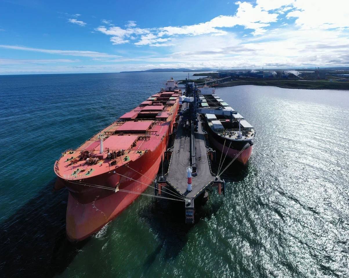 Грузооборот терминала Остерра в январе 2026 года вырос на 25 до 1 2 млн тонн Сообщает пресс служба предприятия Отмечается что за отчетный период терминал принял и обработал на своих путях 26 тыс полувагонов что на 8 тыс больше чем в январе 2025 года 44 С ростом объемов отгрузки в адрес терминала железной дорогой увеличился и показатель среднесуточной выгрузки в 1 4 раза до 866 полувагонов Как писало ранее ИАА ПортНьюс грузооборот Остерры в 2025 году составил 19 6 млн тонн По итогам 2026 года предприятие планирует увеличить грузооборот на 17 до 22 9 млн тонн