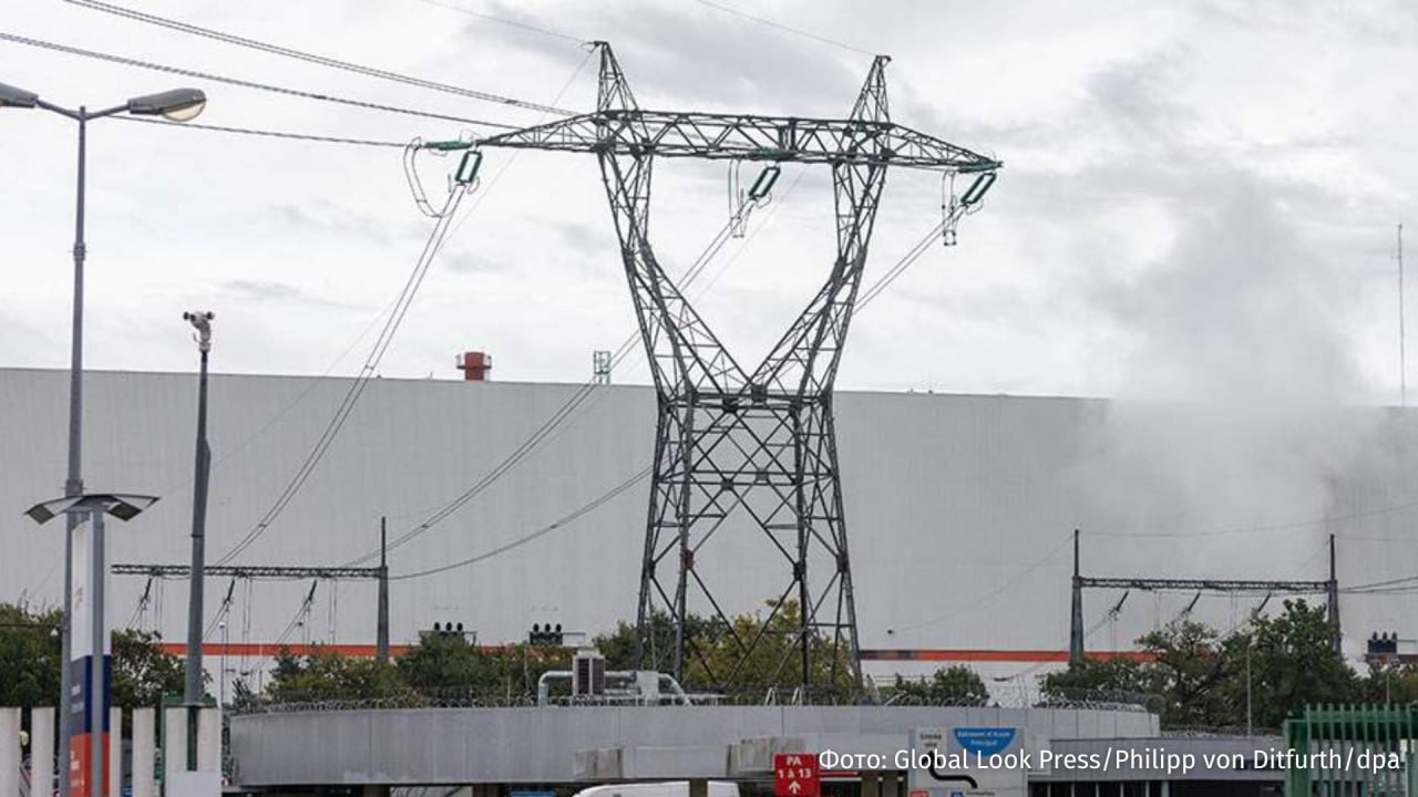 Европа и Великобритания приближаются к экономическому коллапсу из за неустойчивой бюджетной политики и растущего государственного долга сообщило Bloomberg По данным агентства в Великобритании ситуация достигла критической точки проценты по госдолгу превысили расходы на оборону инфраструктуру и образование Кроме того более половины жителей страны получают от государства больше средств чем платят налогов Отмечается что канцлер казначейства Рейчел Ривз готовит бюджет с повышением налогов включая подоходный и новые сборы с недвижимости Как указывает Bloomberg Европейский ЦБ предупреждает о рисках для социальных программ и других стран Европы При этом европейские компании платят за электроэнергию в два раза больше а британские в четыре чем американские Экс лидер Еврокомиссии Жан Клод Юнкер заявил что каждый политик знает необходимые меры для восстановления государственных финансов но не знает как остаться у власти после их принятия Ожидается что ноябрьский бюджет Великобритании не предложит реальных реформ а продолжит политику перераспределения средств от работающих к неработающим Британия как и большая часть Европы будет продолжать тащиться по экономическому пути который в конечном итоге приведет к краху резюмируется в статье IZ RU в Telegram в MAX