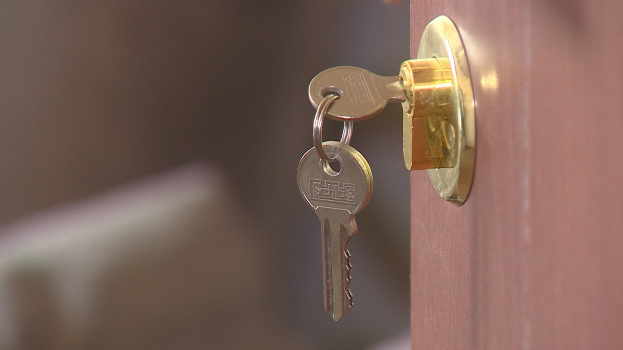 Волгоград закупает 295 квартир для расселения аварийных домов признанных таковыми после 1 января 2017 года Муниципалитет объявил конкурс на приобретение 225 однокомнатных 49 двухкомнатных и 21 трехкомнатных квартир с чистовой отделкой По условиям контракта каждая должна быть оборудована кухонной плитой и сантехникой Жильцы получат новую недвижимость по мере сдачи квартир победителями аукциона сообщили в мэрии Подписаться Перейти на сайт MAX