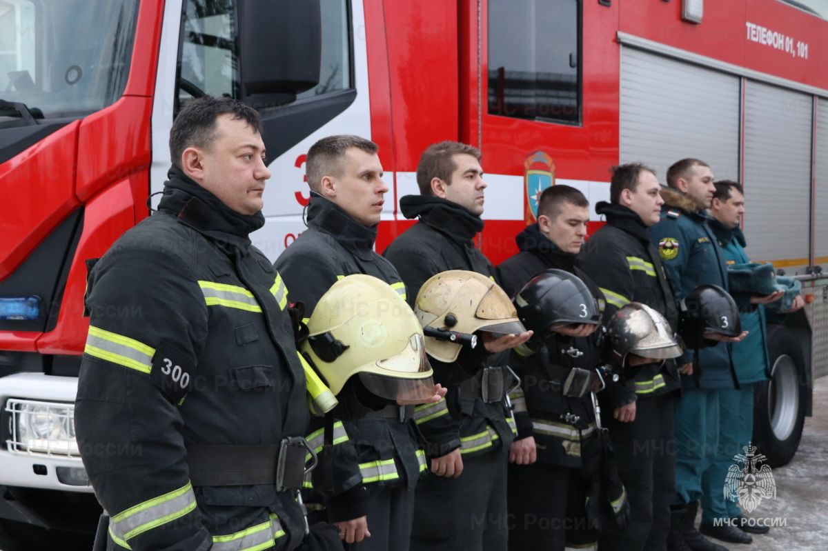 Именем погибшего орловского пожарного Сопина назовут сквер в Колпне     В Колпне один из скверов назовут именем погибшего пожарного Алексея Сопина. Завтра, 16 октября, в поселке торжественно откроют памятный камень по этому случаю.  ↗  Прислать новость   Подписаться