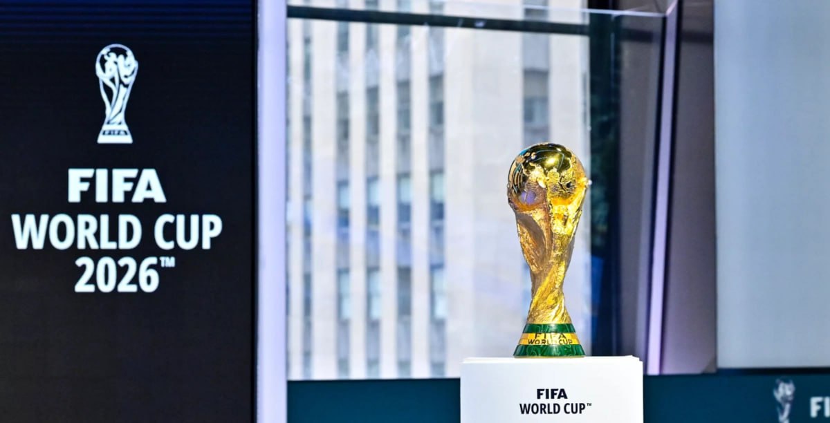 Состоялась жеребьевка стыковых матчей европейской квалификации чемпионата мира 2026 года Как сообщает Oxu Az стали известны национальные сборные которые встретятся в полуфинальной стадии раунда Пары плей офф европейской зоны Путь A Италия Северная Ирландия Уэльс Босния и Герцеговина Путь B Украина Швеция Польша Албания Путь C Турция Румыния Словакия Косово Путь D Дания Северная Македония Чехия Ирландия ruoxuaz чемпионатмира2026 жеребьевка