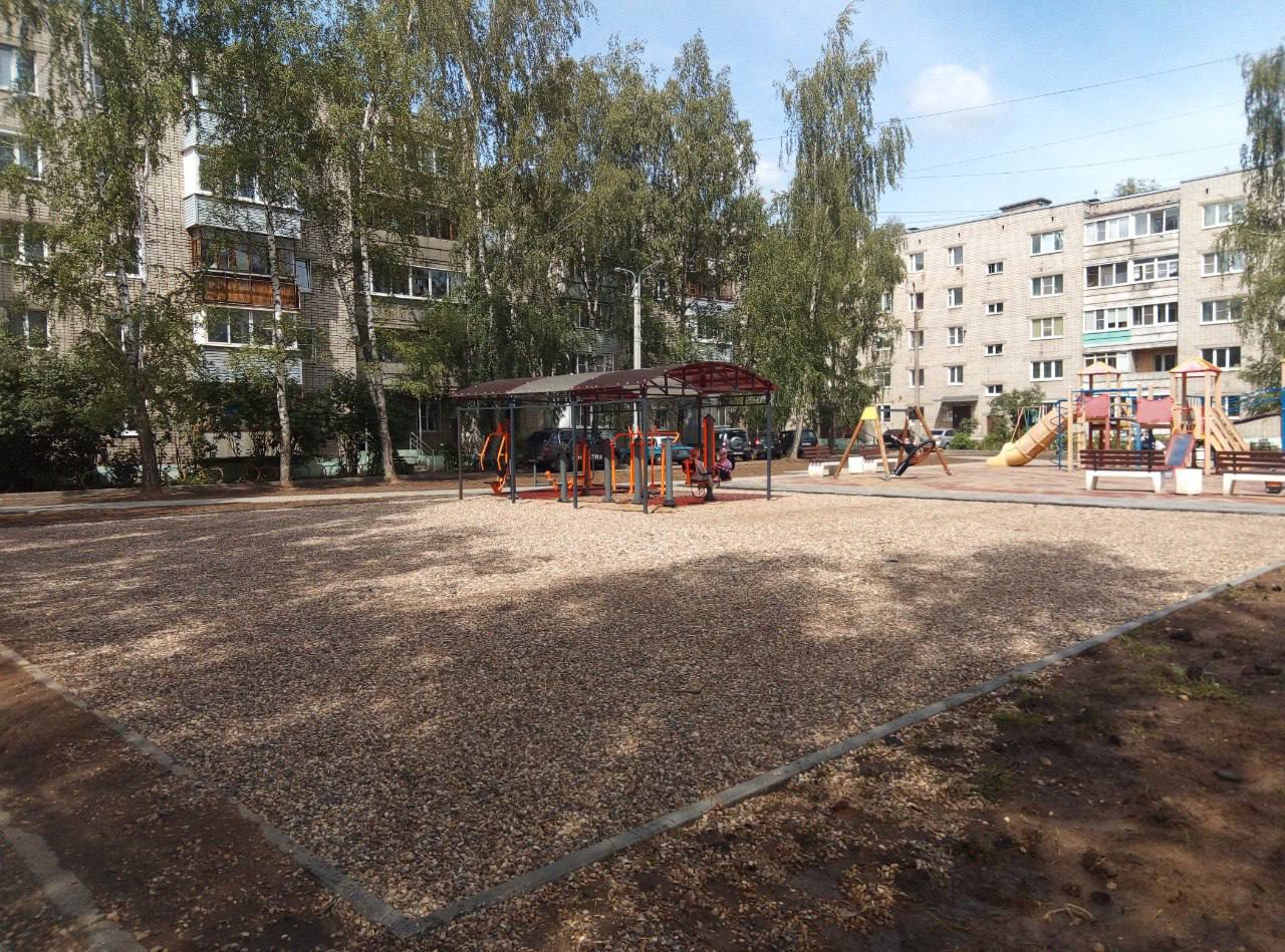 Ярославский округ – один из самых стабильно растущих по численности населения в регионе. Все больше людей выбирает его в качестве постоянного места жительства. Развитие социальной инфраструктуры также должно соответствовать темпам роста и современным требованиям к комфортной среде. Качество работ на всех новых объектах находится в зоне внимания «Губернаторского контроля».  Сегодня рабочая группа проверила строительство школы в Заволжье по федеральной программе «Комплексное развитие сельских территорий». Завершаются работы по благоустройству и установка оборудования. Качество работ высокое. 1 сентября дети пойдут в новую школу. Поручил проработать вопрос архитектурной подсветки здания.  В селе Прусово с прошлого года работает фельдшерско-акушерский пункт. Однако к его состоянию у «Губернаторского контроля» есть вопросы. Комиссия выявила ряд недостатков, которые подрядчику необходимо устранить по гарантии. Есть замечания к содержанию детской и спортивной площадки, которую установили по программе «Наши дворы» в селе Сарафоново. Здесь много детей, поэтому игровое оборудование всегда должно быть исправным и безопасным, а все нарушения нужно устранять в кратчайшие сроки.  В поселке Ивняки члены рабочей группы проверили благоустройство общественной территории у пруда и придомовой территории на улице Центральной. Зона отдыха обустроена по программе «Формирование комфортной городской среды». В этом году здесь появится детская площадка с резиновым покрытием. Во дворе есть отставания по срокам, поэтому к подрядчику будут применены штрафные санкции. Наша задача – создать для людей качественную среду и достойные условия, максимально эффективно используя при этом бюджетные средства.