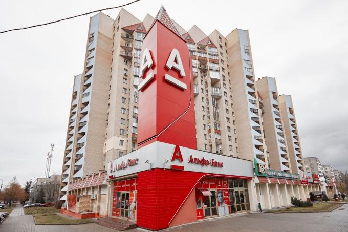 Какие опции потеряют со следующего месяца из за санкций клиенты белорусского Альфа Банка C 2 декабря вступают в силу санкции предусмотренные 19 м пакетом Евросоюза Карточки продолжат работать но с нюансами Карты Альфа Банка продолжат работать в Беларуси и за границей Также как и сейчас возможны точечные проблемы в Европе из за персональных решений иностранных контрагентов в отношении белорусских карт Apple Pay перестанет работать Подписки Apple также станут недоступны Речь об оплатах которые идут через iCloud Подписки которые оплачиваются напрямую через сайты сервисов можно будет оплачивать как раньше Остальные Рау сервисы Samsung Pay Swoo Pay продолжат работать