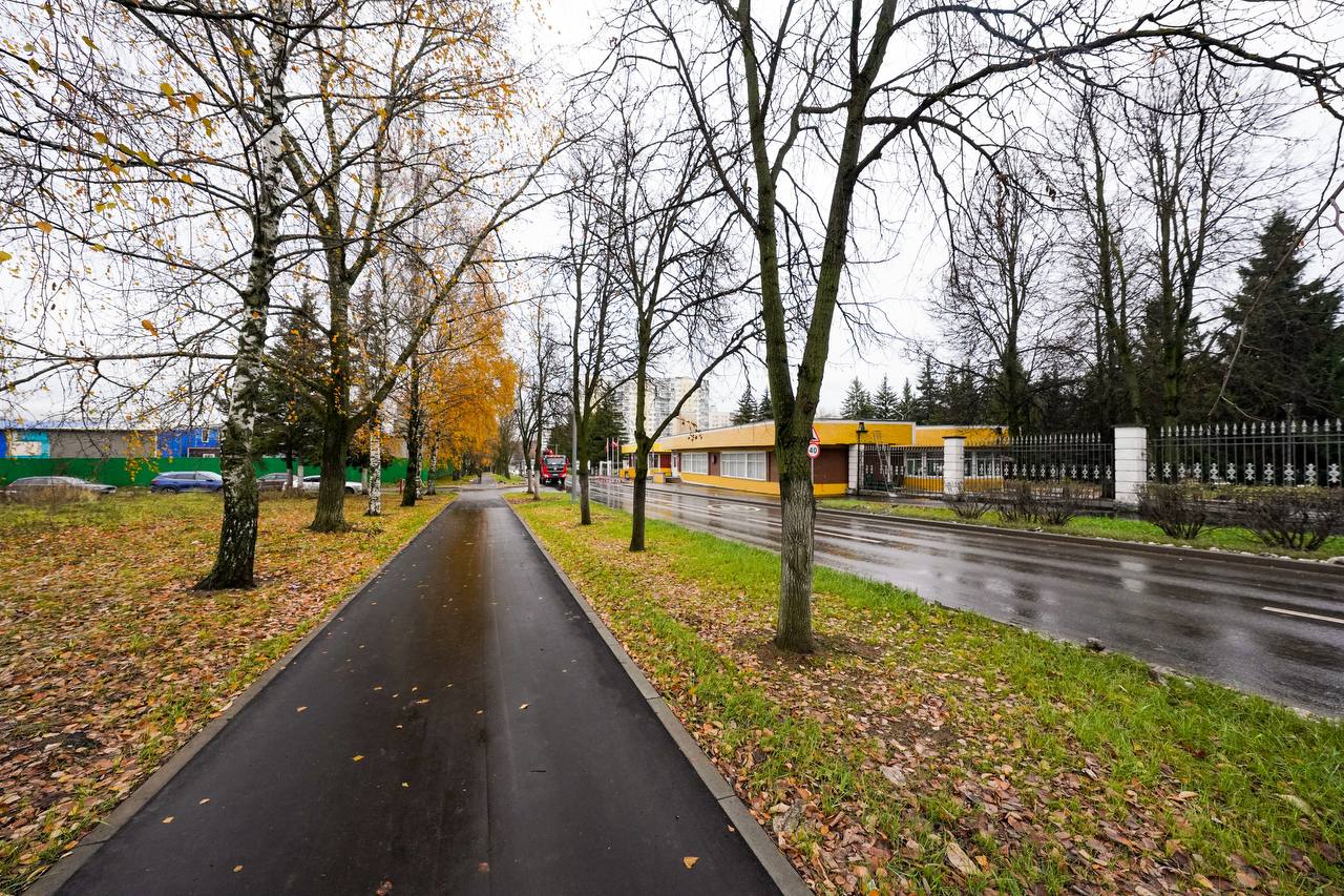 Проведено благоустройство возле станции метро «Тютчевская» в #ТиНАО  «Главной задачей было обеспечить удобную пешеходную и транспортную доступность новой станции, поэтому обустроили комфортные пешеходные маршруты и подъезды для автомобилей. В зону работ вошли главная улица – «Поселок завода «Мосрентген» и Проектируемый проезд №139», – рассказал заместитель Мэра Москвы Петр Бирюков.  Что сделали:   воздушные линии убрали под землю в кабельную канализацию протяженностью 6,5 км   проложили дополнительную систему водостока   отремонтировали существующие тротуары и оборудовали новые, теперь общая площадь пешеходной зоны – более 13 тыс. кв. м   уложили 22,6 тыс. кв. м асфальта на проезжей части   на месте хаотичной парковки на главной площади поселения Мосрентген организовали стоянку для автомобилей   возле магазина появилась современная автобусная остановка   привели в порядок зеленую зону, расположенную недалеко от новой станции – сделали удобные дорожки, поставили лавочки и уличные торшеры с энергосберегающими светильниками   установили около 150 уличных фонарей, наземные пешеходные переходы оборудовали контрастным освещением   привели в порядок существующий и разбили новый газон общей площадью почти 27 тыс. кв. м., пересадили более 160 кустарников и дополнительно высадили 45 деревьев