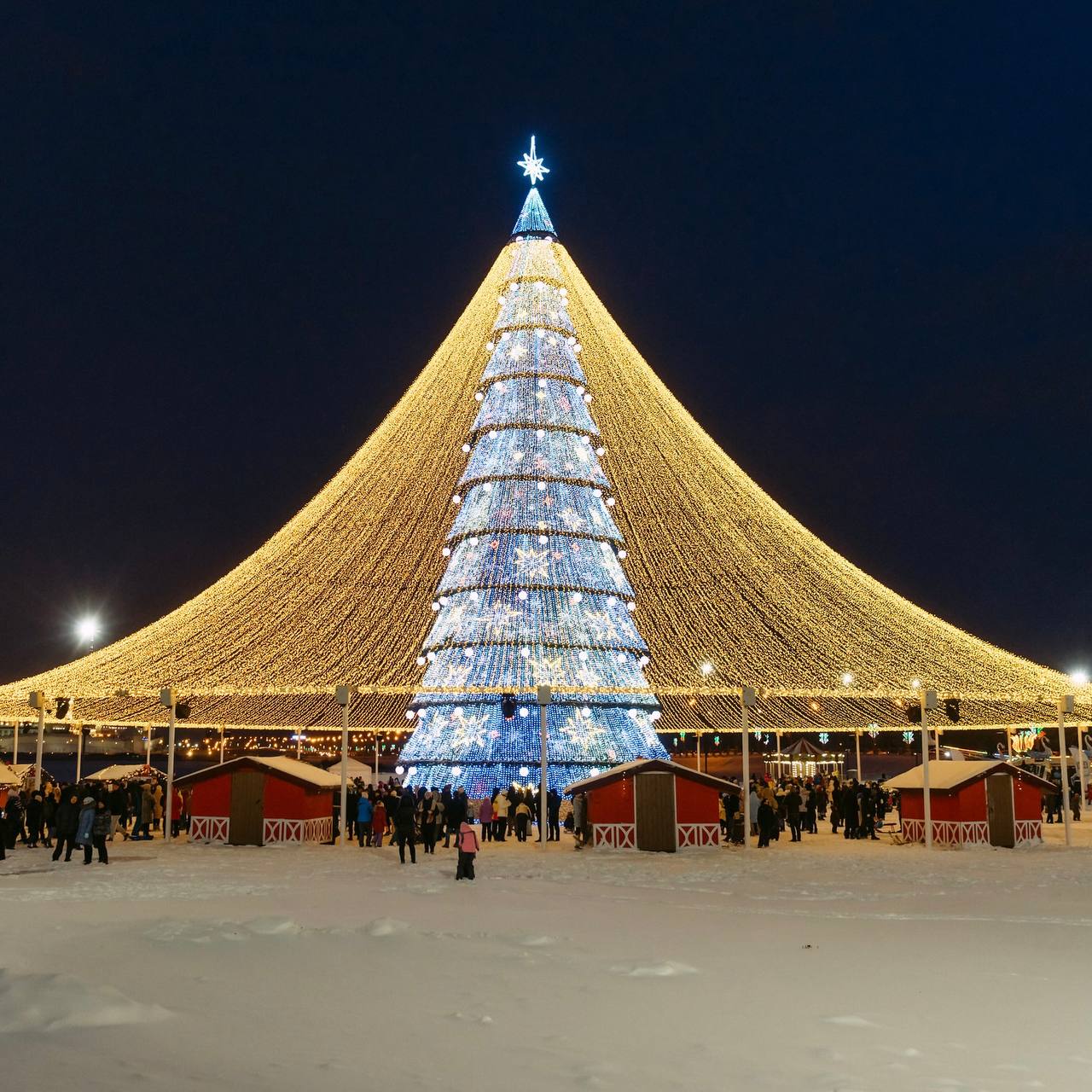В Казани будет работать 37 елочных городков Новогодние площадки появятся во всех районах города большинство из них организуют уже в начале декабря В день открытия городков для казанцев устроят концерты и встречи с Дедом Морозом и Снегурочкой   Вечерка в MAX в Telegram