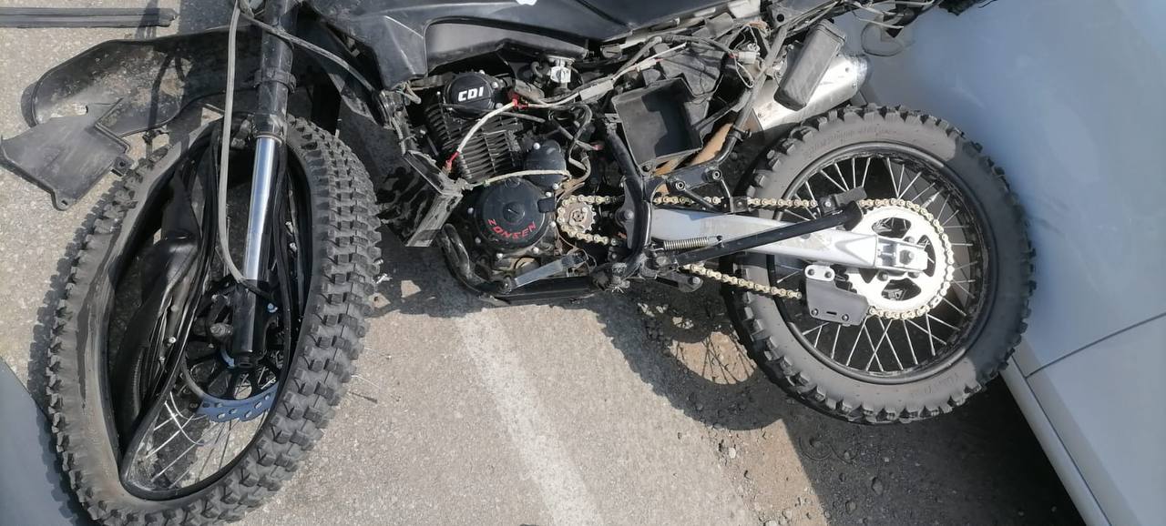 В Ленинском районе легковушка врезалась в мотоцикл с двумя подростками В посёлке Багерово водитель автомобиля Changan выезжал с прилегающей территории магазина и не предоставил преимущество мотоциклу Irbis, который двигался по главной дороге. За рулём находился парень 2009 года рождения. В результате чего произошла авария, сообщили в прокуратуре Крыма. «Далее мотоцикл столкнулся с припаркованным на обочине автомобилем Lada Vesta. В результате ДТП несовершеннолетний водитель мотоцикла и его пассажир 2013 года рождения с травмами доставлены в учреждение здравоохранения», — говорится в сообщении ведомства. Ход и результаты проверки взяли под контроль в прокуратуре Республики Крым. Фото: прокуратура РК Крым 24