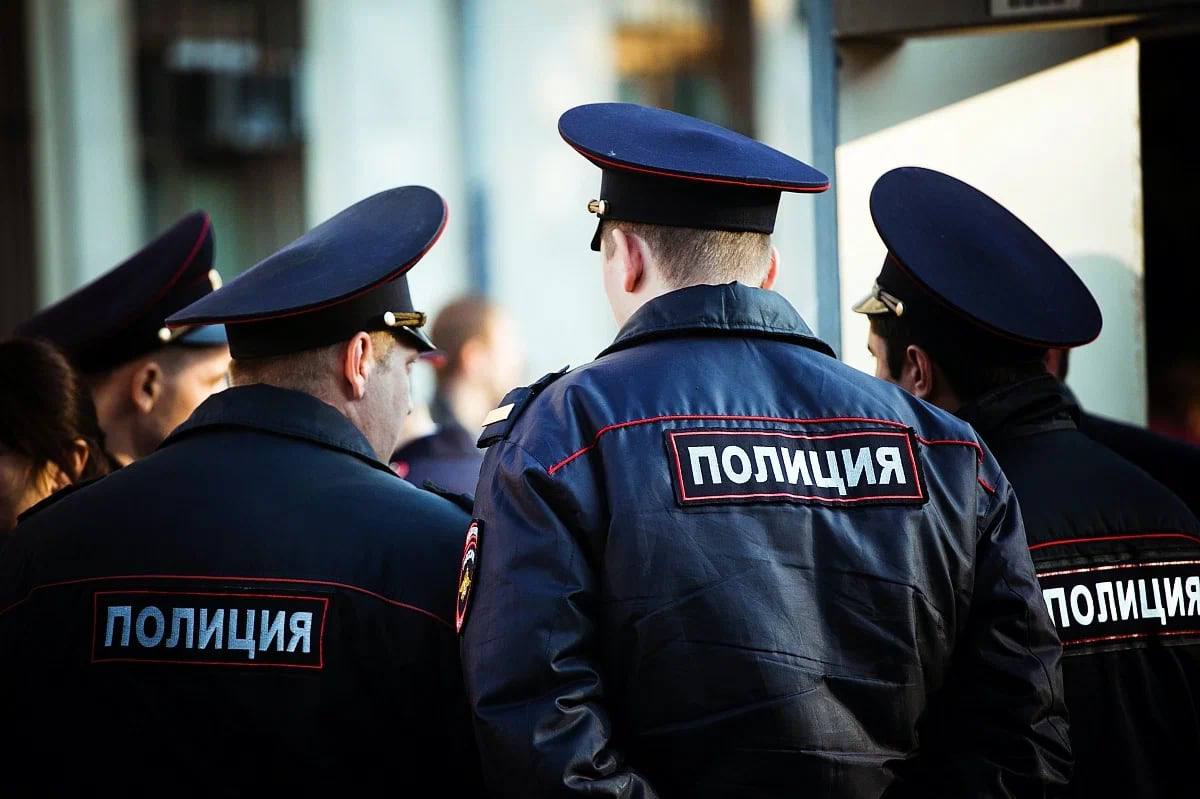 В Краснодаре задержан подозреваемый в мошенничестве В дежурную часть отдела полиции Карасунский округ Управления МВД России по городу Краснодару с сообщением о мошенничестве обратился житель города Ставрополь. В своем заявлении мужчина указал, что в сети Интернет нашел объявление об услугах по ремонту автомобилей. Связавшись с контактным лицом, они договорились о встрече в автосервисе на улице Васнецова, где клиент отдал мастеру предоплату в размере 65 000 рублей, и оставил свое транспортное средство. По истечении оговоренного срока, владелец машины вернулся в организацию и узнал об увольнении работника СТО, который так и не приступил к выполнению взятых на себя обязательств перед заказчиком. В результате проведенных оперативно-розыскных мероприятий сотрудники уголовного розыска установили личность предполагаемого злоумышленника и задержали его на одной улиц краевого центра. Им оказался ранее не судимый 32-летний житель Тамбовской области. В отделе полиции мужчина признался в совершении трех аналогичных преступлений. Правонарушитель умышленно встречался с клиентами в нерабочий день мастерской. Общий ущерб от его противоправных действий превысил 100 000 рублей. Ему грозит максимальное наказание в виде лишения свободы на срок до пяти лет. Пресс-служба Управления МВД России по городу Краснодару
