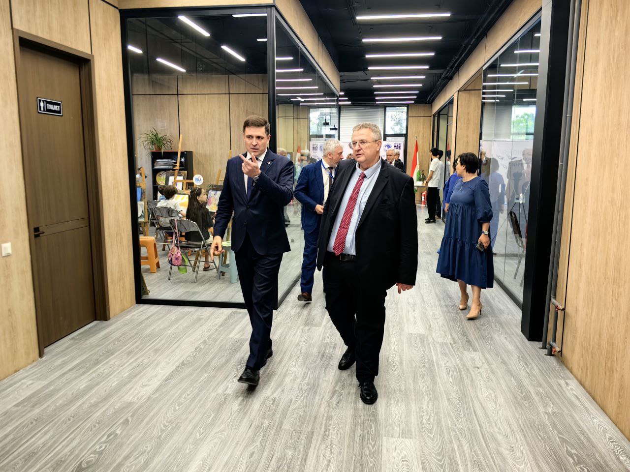 Зампред правительства РФ и глава "Россотрудничества" посетили "Русский дом" в Душанбе. Алексей Оверчук и Евгений Примаков оценили учебные классы, а также поприсутствовали на уроке робототехники, занятиях в музыкальном кружке и на шахматном турнире.