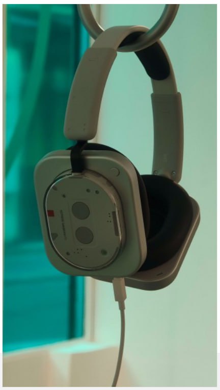 Фото Nothing Headphone 1 слили раньше времени Пользователь с ником nothing_fan_blog поделился первыми снимками полноразмерных наушников Nothing Headphone 1 . На снимках видно, что чашки состоят из двух частей: основания, материал которого похож на метал, и пластикового полупрозрачного элемента. На правой чашке есть три кнопки управления — две сбоку и одна на внешней стороне. Поскольку перемычек и шарниров на оголовье наушников не замечено, стоит полагать, что сложить новинку не выйдет. Кроме того, на одном из фото наушники подключены к кабелю. Официально его назначение неизвестно. Можно полагать, что порт будет служить как средство зарядки, так и проводной вариант передачи звука. Nothing уже не подтвердила, что Headphone 1 был разработан совместно с британским аудиобрендом KEF. Если верить слухам, стоимость модели составит порядка $300 ~23 500 руб . Презентация состоится 1 июля, наушники покажут вместе с Nothing Phone 3 .