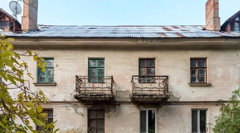 Аварийные многоквартирные дома в ЛНР будут сноситься на их месте построят новые Об этом на брифинге в ЛуганскИнформЦентре сообщил председатель комитета Народного Совета ЛНР по строительству жилищно коммунальному хозяйству энергетике и транспорту Геннадий Тараканов Он отметил что одной из разработок комитета по инфраструктуре в 2025 году является закон о комплексном развитии территорий Уже есть конкретные планы по реализации этого закона Будут привлекаться дополнительные внебюджетные средства будут люди переселяться в новые квартиры То есть строятся новые МКД многоквартирные дома на месте домов которые уже нужно сносить проинформировал парламентарий Мы в MAX