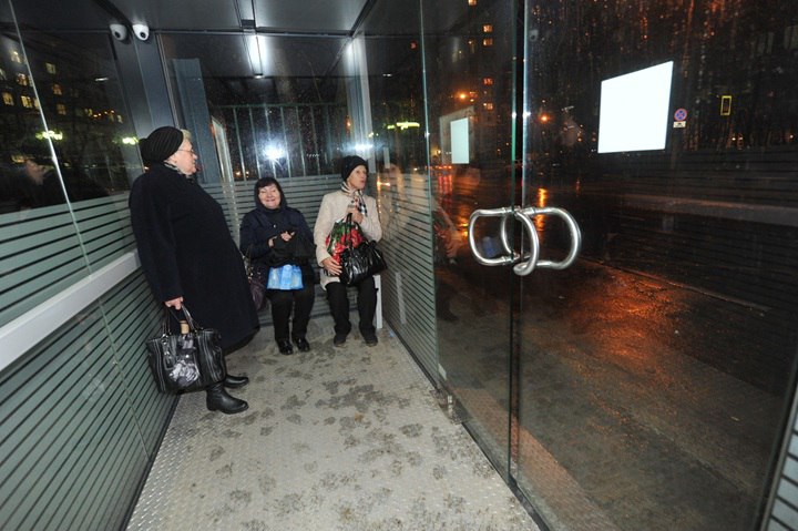 Якутск готовится к зиме  В рамках программы по развитию транспортной системы Якутска в этом году в городе установят 10 новых теплых автобусных павильонов. Это продолжение работы по созданию комфортных условий для пассажиров общественного транспорта в условиях сурового климата.   8 августа специалисты Городской дорожно-транспортной службы проверили ход подготовки к монтажу новых остановок. По их данным, подрядчики работают без отставаний, но получили рекомендации по улучшению качества.  Новые теплые остановки появятся в местах с высокой проходимостью - у Областной больницы, возле Крестьянского рынка, в районе Манньыатаах и около Речевой школы.