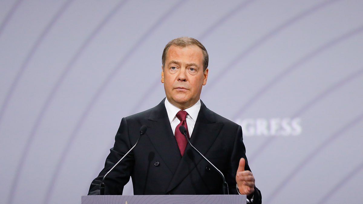 /  Зампред Совбеза России Дмитрий Медведев заявил, что встреча Владимира Путина и Дональда Трампа доказала возможность переговоров «без предварительных условий и одновременно с продолжением СВО»  Другие заявления Медведева по итогам российско-американского саммита на Аляске:    Восстановлен полноценный механизм встреч между Россией и США на высшем уровне. Спокойный, без ультиматумов и угроз    Президент России лично и подробно изложил президенту США наши условия завершения конфликта на Украине    По итогам почти что трехчасового разговора глава Белого дома отказался от эскалации давления на Россию, «во всяком случае пока»  — Главное: обе стороны прямо возложили ответственность за достижение будущих результатов на переговорах о прекращении военных действий на Киев и Европу, — заключил Медведев в своем Telegram-канале.    Подписаться на «Вечернюю Москву»