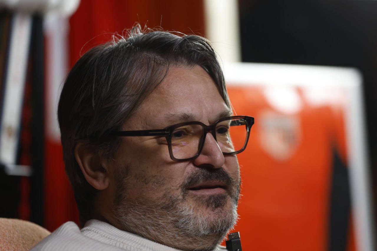 В Черноморце отреагировали на информацию о возможном переходе Евсеева в Динамо Генеральный директор Черноморца Константин Гордиюк прокомментировал информацию о потенциальном назначении Вадима Евсеева на должность главного тренера махачкалинского Динамо Ранее источник знакомый с ситуацией сообщил Чемпионату что дагестанский клуб ведёт активные переговоры с 49 летним специалистом Что либо обсуждать сейчас бессмысленно Евсеев главный тренер Черноморца Клуб А должен обратиться к клубу Б а Динамо Махачкала с нами не связывалось Поэтому мне ничего об этом не известно сказал Гордиюк в беседе с корреспондентом Чемпионата Владимиром Четвериком После завершения первой части сезона Мир РПЛ Динамо Махачкала набрало 15 очков и занимает 13 е место находясь в зоне переходных матчей Подписаться на каналы Новости Подработка Помощь Мы в MAX Вещи даром