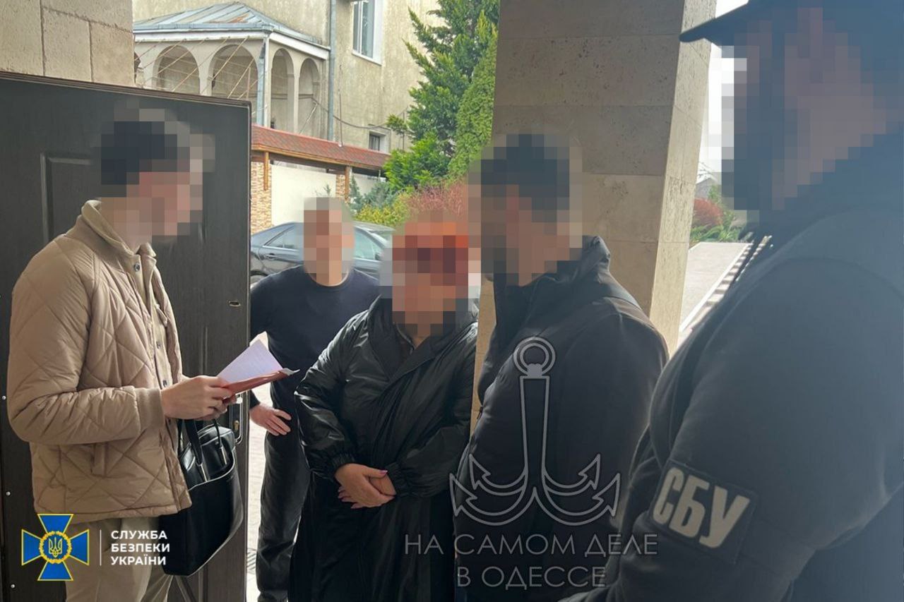Экономия на памяти: как в Одессе «почтили» погибших военных ‼ СБУ и Нацполиция обнаружили в Одесском горсовете трогательную заботу о бюджете — из денег на захоронение героев «скромно» урезали почти 50%. По версии следствия, чиновники и бизнесмены так прониклись финансовой арифметикой, что решили: зачем тратить всё на памятники, если можно оставить половину… себе? Схема проста, как мир. Из 4,8 млн грн выделили на 88 памятников — 2,1 млн грн — в карман. Теперь решается вопрос, как лучше ограничить свободу подозреваемых — чтобы они не переусердствовали в экономии на памяти героев. ПОДПИСАТЬСЯ Чат Бот Дзен