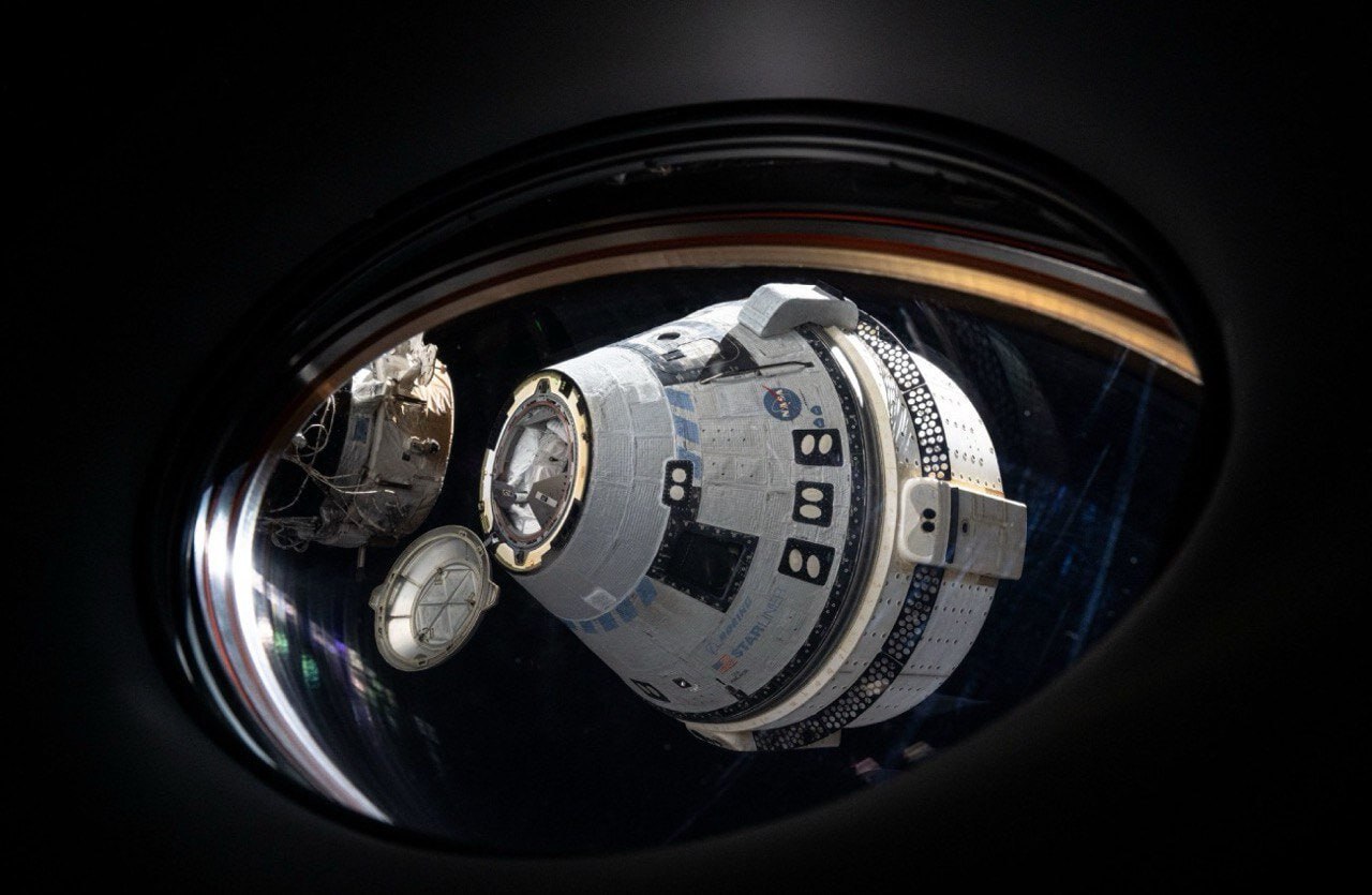 Ссора Маска с Трампом может повлиять на судьбу Starliner С дебютного полёта «Старлайнера» с астронавтами Бутчем Уилмором и Сунитой Уильямс прошел год. NASA до сих пор не наметило дату следующей миссии. Второй старт космического корабля компании Boeing к МКС состоится не раньше 2026 года. Астронавты уже проходят тренировки, но будет ли полёт пилотируемым — пока неизвестно.