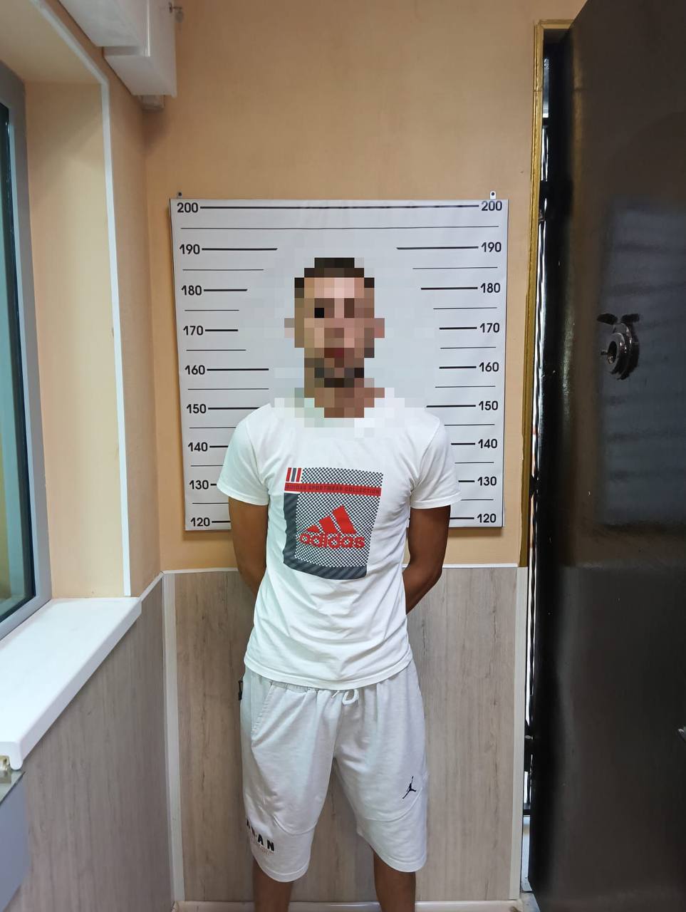 Курганинские полицейские задержали вора-магазинщика  Сотрудники полиции  Курганинского района задержали подозреваемого в краже  товарно-материальных ценностей из сетевого магазина.  В ходе проводимых мероприятий  сотрудники уголовного розыска установили  личность и местонахождение злоумышленника,  а за тем задержали его на одной из улиц города.  Злоумышленником оказался 31-летний местный житель.  Полицейские  изъяли похищенное имущество.  Мужчина признал вину и раскаялся в содеянном.   В настоящее время проводится процессуальная проверка, деянию мужчины будет дана правовая оценка и вынесено  процессуальное решение.  ГЛАВНЫЕ НОВОСТИ