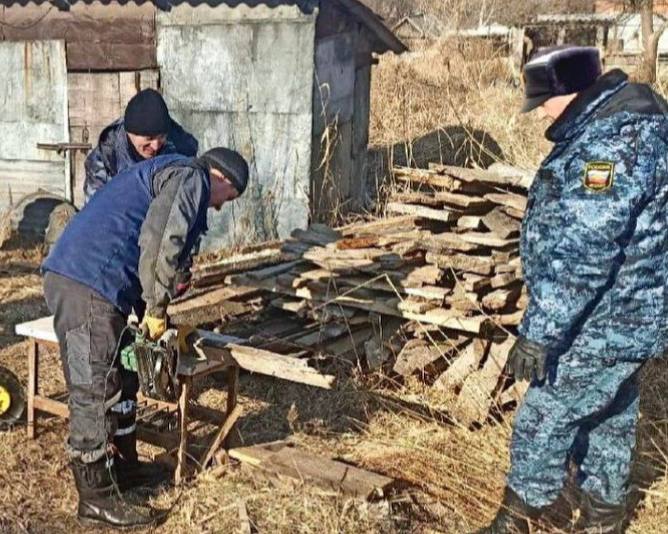 В Приморье судебные приставы заготовили дрова для вдовы участника СВО  Жительница Уссурийска осталась одна в частном доме, отапливаемом печью, после гибели мужа на СВО. Без мужской поддержки и запасов дров она рисковала встретить зиму в холоде. Узнав о её беде, судебные приставы организовали заготовку древесины, чтобы вдова могла пережить морозы в тепле и безопасности. «Помощь вдове героя — это долг любого мужчины», — подчеркнул глава районного отдела ФССП Сергей Чугунов.     / Реклама