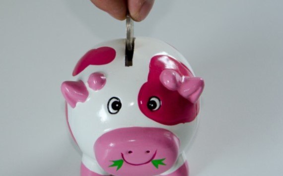 Эксперт Додонов ставки по вкладам в 2026 году продолжат снижаться   globalmsk ru news id 77972 В 2026 году процентная ставка по вкладам продолжит снижаться К концу года двузначные показатели и вовсе могут смениться однозначными впервые за много лет Игорь Додонов аналитик ФГ Финам считает что деньги можно будет положить в банк лишь под 12 13 Снижение ставок особенно будет заметно по вкладам с длинными сроками Определять динамику станут показатели Центрального банка Также влияние окажут уровень конкуренции за вкладчиков и потребность кредитного сектора в ликвидности но эти факторы являются уже второстепенными Эксперт говорит что на первоначальном этапе ожидается постепенное снижение поскольку у банков будут сохраняться сомнения относительно показателей ослабления инфляции Во второй половине года проценты начнут падать интенсивнее В итоге кредитные учреждения установят средние условия для вкладов которые окажутся менее привлекательными чем действующие сейчас В первой половин