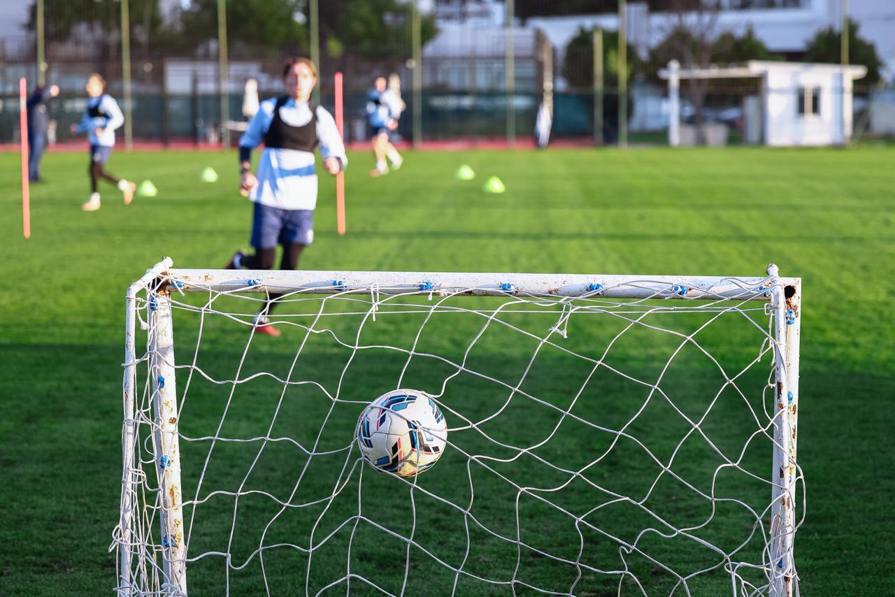 Долг Крыльев Советов может вырасти В суд поступил новый иск от РТ Капитал ООО РТ Капитал подано еще одно исковое заявление в Арбитражный суд Москвы к ФК Крылья Советов с требованием взыскать с клуба 146 млн рублей Исковые требования дочерней компании Ростеха составляют 145 млн 689 тыс рублей Суть иска пока неизвестна Футбольный клуб планировал полностью закрыть долг перед РТ Капитал до 1 февраля 2026 года Сейчас выплачена половина суммы задолженности 535 млн рублей Выплате поспособствовала продажа в декабре самарского Дома промышленности В начале 2025 года ООО РТ Капитал подало иск о взыскании долга с футбольного клуба В иске говорилось что клуб обращался за кредитной помощью Основной срок погашения задолженности истек в 2016 году Как отмечалось с тех пор клуб не выполняет взятые на себя обязательства В рамках судебного дела компания была готова заключить мировое соглашение при предоставлении поручительства от региональных властей банковской гарантии или залога ликвидных объектов недвижимости но сторонам так и не удалось договориться