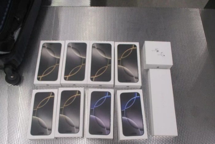 В аэропорту Кольцово пара попыталась провезти 15 iPhone из ОАЭ на 1,7 миллиона  В аэропорту Кольцово таможенники обнаружили у пары 15 iPhone 16 стоимостью более 1,7 миллиона рублей. Челябинец и екатеринбурженка, прилетевшие из Объединенных Арабских Эмиратов, пытались провезти смартфоны, не декларируя их. Об этом сообщили в пресс-службе Уральского таможенного управления.  — Количество телефонов и фирменная упаковка указывают, что данная партия гаджетов не является товарами для личного пользования. Она предназначается для коммерческих целей и, соответственно, подлежит обязательному декларированию, — заявил замначальника таможенного поста Кольцово Сергей Большанин.  Пассажиры сказали, что телефоны купили в подарок родственникам, никакой выгоды они вынести не собирались. Однако товар у них изъяли, поместив его на склад временного хранения. Нарушителям грозят штрафы.