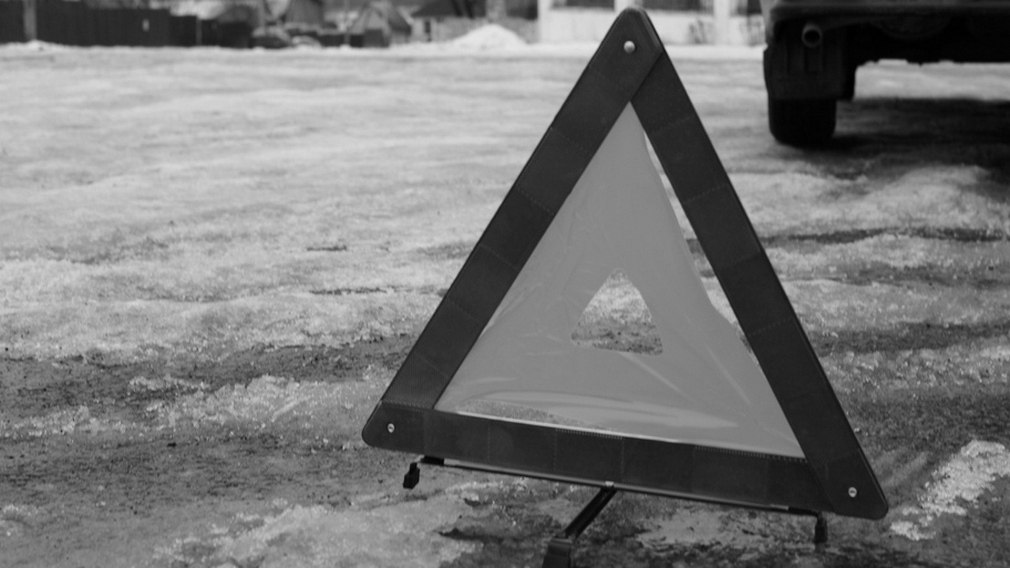 В Брянском районе вчера, 30 апреля, около 5:20 часов утра произошло смертельное дорожно-транспортное происшествие. В аварии погиб 35-летний пассажир «LADA Priora». ДТП случилось на 1-м километре автомобильной дороги Р-120 «Обход города Брянска». 20-летний автомобилист не справился с управлением и съехал в левый кювет, а затем врезался в дерево. По предварительным данным, вероятной причиной дорожно-транспортного происшествия мог стать сон водителя за рулем. Пассажир скончался от полученных травм на месте до прибытия скорой помощи, а автолюбитель был госпитализирован в медучреждение с телесными повреждениями разной степени. Проводится проверка для установления всех обстоятельств происшествия. Фото: РИА «Стрела» архив