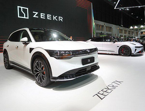 Geely хочет выкупить все акции Zeekr Geely Automobile Holdings планирует выкупить все акции производителя электромобилей Zeekr Intelligent Technology Holding Ltd. и взять компанию под полный контроль. На данный момент Geely владеет 65,7% акций Zeekr. Zeekr была выделена из Geely в марте 2021 года. В прошлом году компания провела IPO, а также была объединена с другим брендом электромобилей в рамках группы Geely-Lynk & Co. Если сделка состоится, то стоимость Zeekr составит около $6,4 млрд. После более чем десятилетней экспансии, в ходе которой Geely приобрела такие бренды, как Volvo и Lotus в Великобритании, компания наращивает ресурсы, чтобы догнать китайских конкурентов, в частности BYD. Прислать новость Наши чаты #evНовости