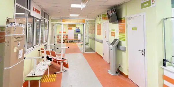 В Октябрьском районе Самары готовится к открытию новая детская поликлиника на улице Панова 12 Объект рассчитан на 500 посещений в смену Врио заместителя губернатора Самарской области совместно с представителями минздрава и родителями проверил готовность учреждения Он осмотрел отделения фильтр боксы кабинеты врачей и диагностическое оборудование пообщался с персоналом и родителями Главный врач областной детской больницы им Н Н Ивановой Ольга Галахова подчеркнула что новая поликлиника значительно повысит доступность и уровень медицинской помощи для более чем 24 тысяч детей Октябрьского района Площадь здания составляет почти 5 9 тыс кв метров втрое больше прежних помещений В поликлинике будут вести прием узкопрофильные врачи работать отделения физиотерапии эндоскопии и рентгенологии кабинеты УЗИ и процедурная для заборов анализов Создано отделение неотложной помощи с двумя выездными бригадами Работать будут более 60 врачей и порядка 50 медицинских сестер Родители и медперсонал отметили удобство и современность учреждения просторные кабинеты игровые зоны пандусы лифт и санитарные комнаты для маломобильных пациентов Мы в MAX Samara