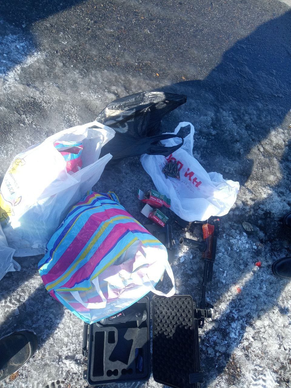 Браконьер попался полиции на праздничных выходных житель Амурской области выплатит компенсацию за убитую косулю В ноябрьские праздники на незаконной охоте попался житель села Гродеково Благовещенского округа Мужчина задержали с разделанной тушей косули Случай произошел 3 ноября Сотрудники Госавтоинспекции остановили для проверки на въезде в село Константиновка внедорожник Isuzu Bighorn При досмотре машины в багажнике обнаружили пакеты с мясом На место полицейские вызвали сотрудников управления по охране животного мира Специалисты амурского охотнадзора установили что в мешках лежало мясо косули Документов разрешающих охоту у мужчины не оказалось Зато имелся карабин Сайга Оружие и незаконную добычу у браконьера изъяли Помимо санкций предусмотренных за незаконную охоту амурчанину предстоит выплатить компенсацию за вред причиненный природе Приамурья Сумма выплаты составит 120 тысяч рублей сообщили в управлении по охране животного мира Амурской области Фото t me ohotaamur28 ТЕЛЕПОРТ РФ здесь все об Амурской области Мы в МАХ Написать нам