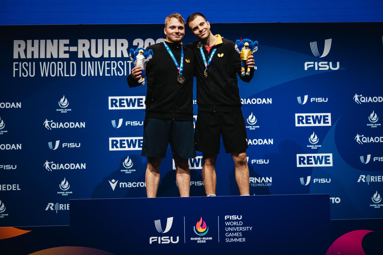Золото и серебро в настольном теннисе на XXXll Всемирных студенческих играх  FISU   В финальном поединке встретились два российских спортсмена Владимир Сидоренко и Максим Гребнев.  Победу со счетом 4:1 одержал Владимир, завоевав золотую медаль турнира. Максим заслуженно получил серебро    В активе наших спортсменов 13 медалей: 5 золотых, 5 серебряных, 3 бронзовых.  Так держать!      Официальный сайт FISU 2025  Минспорт России