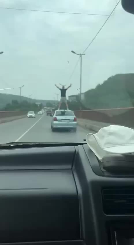 Танец на крыше автомобиля во Владивостоке привлек внимание полиции