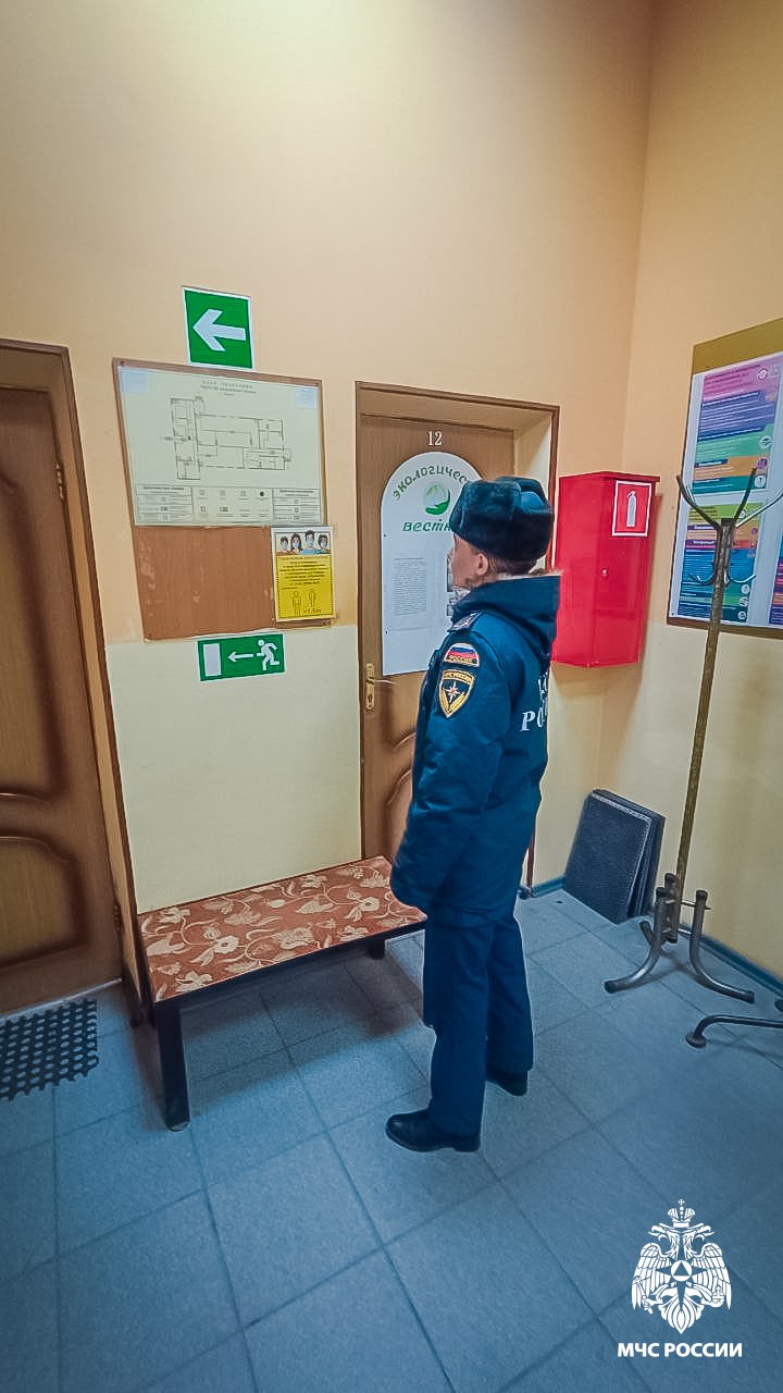 Новогодние празднования в Смоленской области проходят под пристальным надзором сотрудников МЧС России. С целью обеспечения пожарной безопасности на объектах с массовым пребыванием людей дежурят специалисты областного чрезвычайного ведомства.    #ПожарнаяБезопасность