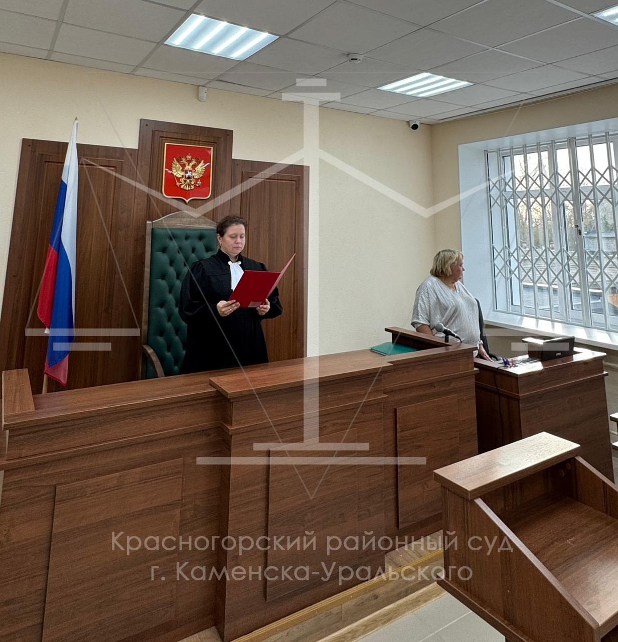 Металлурга уволили за уход с работы на 1 2 минуты раньше в Каменске Уральском Но Красногорский районный суд встал на сторону работника с 20 летним стажем Там признали увольнение незаконным выплатили зарплату за вынужденный прогул 323 679 рублей и компенсацию морального вреда 100 000 рублей Это уже третий случай когда этого металлурга восстанавливают на работе через суд Подписаться Прислать новость