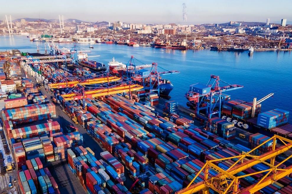 Морской порт Усть Луга за 11 месяцев снизил перевалку грузов Грузооборот морского порта Усть Луга в Ленинградской области за январь ноябрь 2025 г составил 119 8 млн т Это на 2 7 меньше чем за аналогичный период прошлого года следует из данных Ассоциации морских торговых портов АМТП В целом грузооборот морских портов Балтийского бассейна за 11 месяцев составил 247 8 млн т что на 1 3 меньше чем за январь ноябрь 2024 г При этом объем перевалки сухих грузов вырос на 2 3 до 116 3 млн т а наливных снизился на 4 3 до 131 4 млн т За 11 месяцев перевалка грузов в порту Приморск достигла 57 7 млн т что на 2 8 больше по сравнению с аналогичным периодом прошлого года Большой порт Санкт Петербург также нарастил грузооборот на 3 3 до 50 1 млн т В порту Высоцк зафиксировано снижение грузооборота на 7 4 10 4 млн т АМТП Подпишитесь на Ведомости Северо Запад