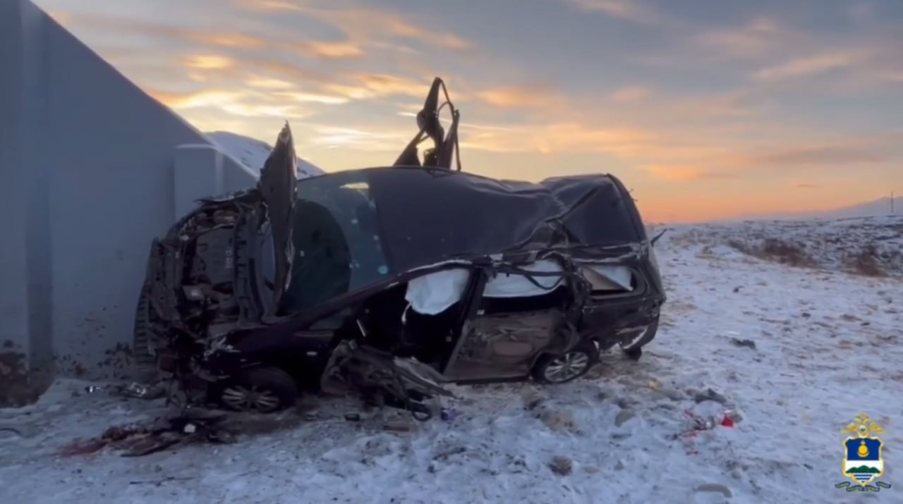 В Бурятии в ДТП погиб мужчина По предварительным данным накануне 1 января днём на автодороге Култук Монды в местности Вышка 28 летний водитель автомобиля Тойота Виш съехал с дороги и наехал на дорожное ограждение Автомобиль опрокинулся В результате аварии водитель получил смертельную травму и скончался на месте происшествия