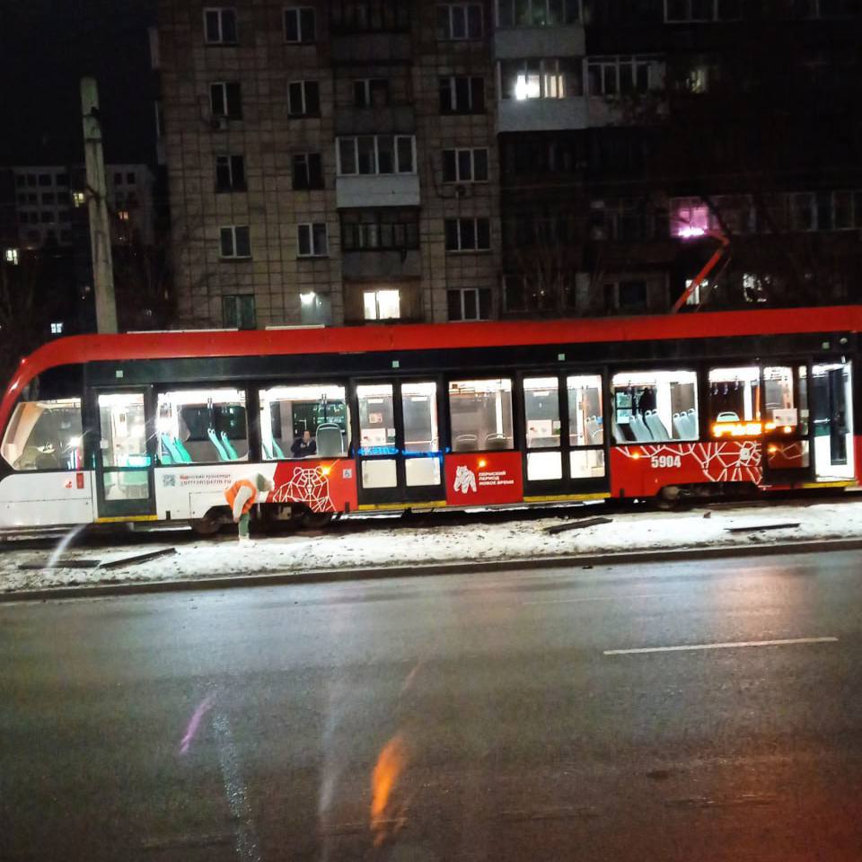 Трамвай сошёл с рельсов на Петропавловской в Перми. Пассажиры не пострадали, но удар был серьёзный — лопнули стёкла. На месте работает аварийная бригада.